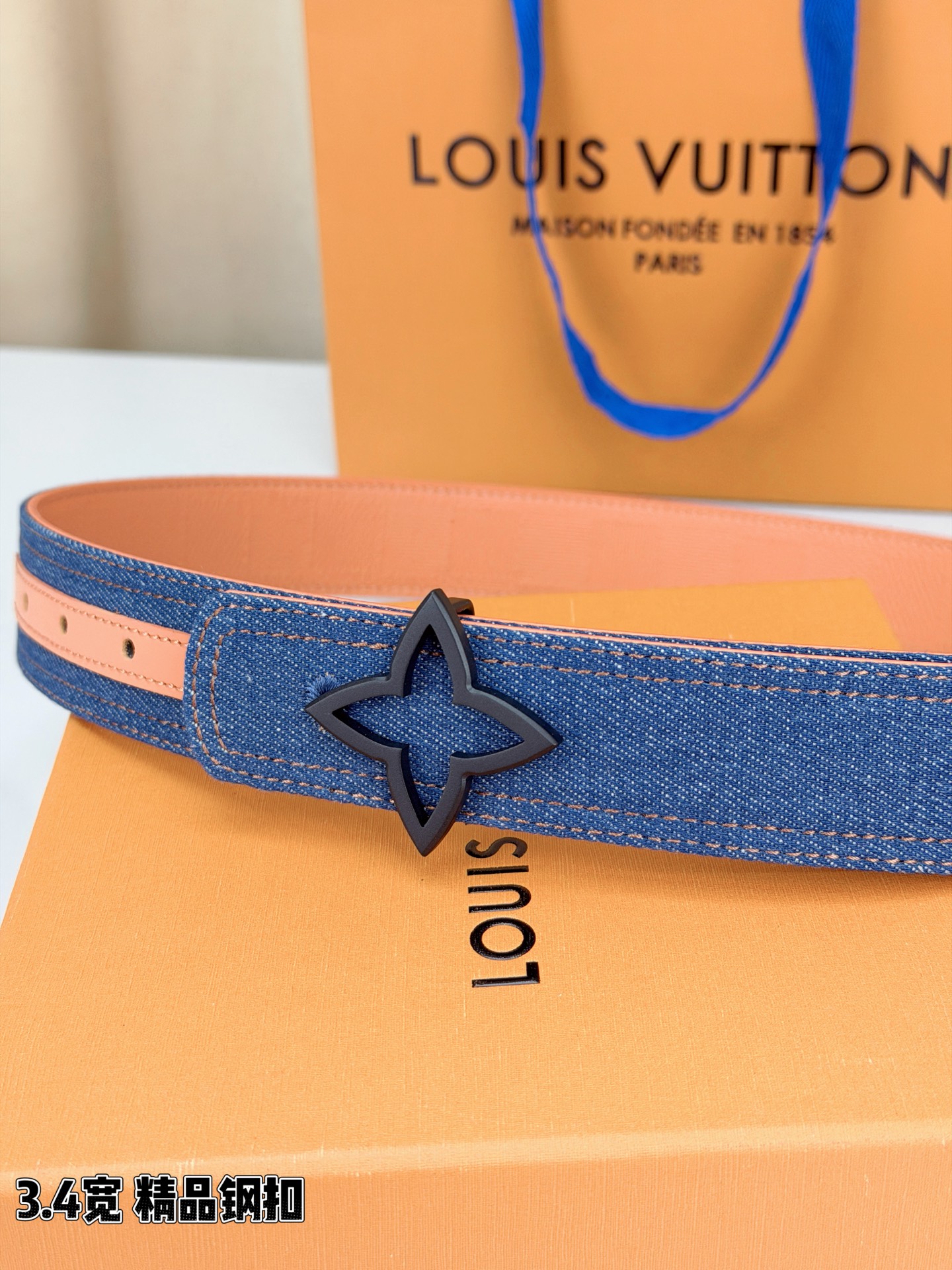 ✨ 3.4cm宽幅牛仔纹拼皮腰带，复古丹宁与细腻皮革的巧妙碰撞。精品铜扣呈交织花纹，质感厚重且光泽细腻，