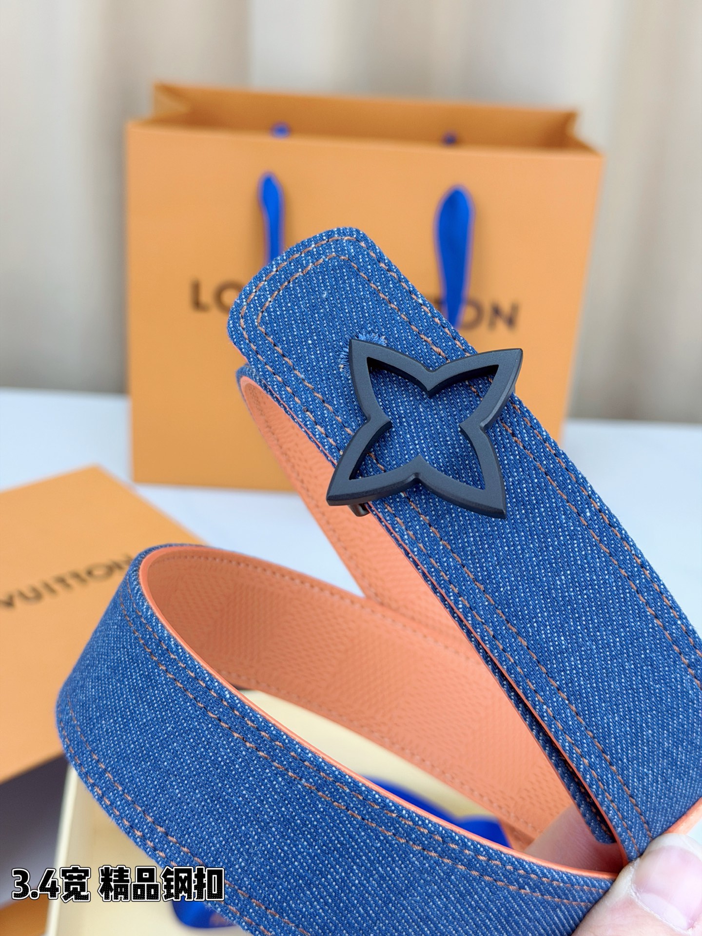 ✨ 3.4cm宽幅牛仔纹拼皮腰带，复古丹宁与细腻皮革的巧妙碰撞。精品铜扣呈交织花纹，质感厚重且光泽细腻，