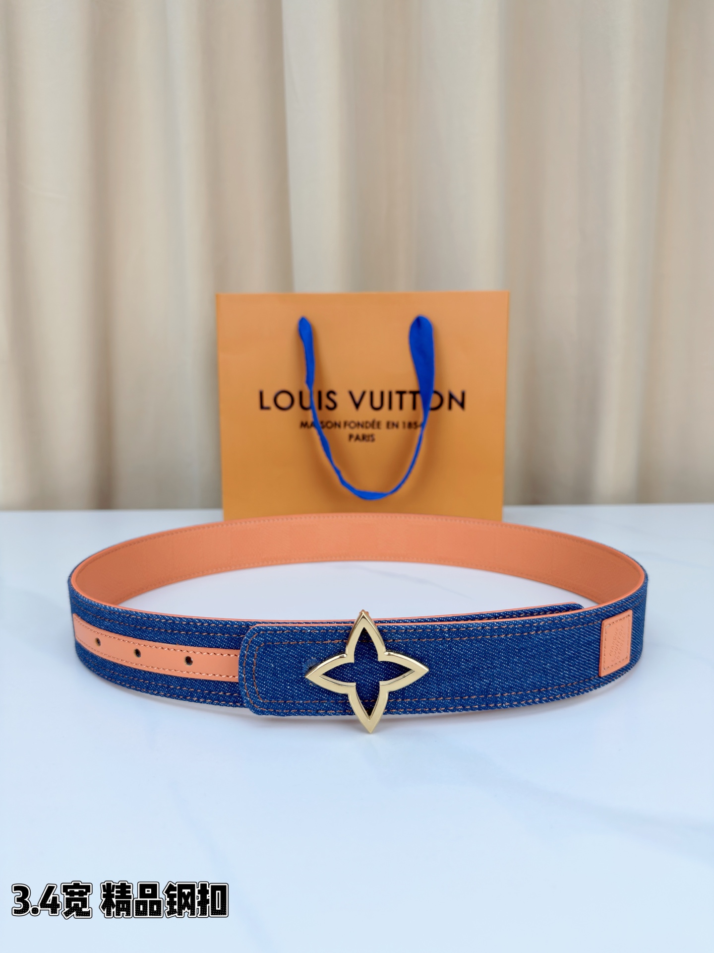 ✨ 3.4cm宽幅牛仔纹拼皮腰带，复古丹宁与细腻皮革的巧妙碰撞。精品铜扣呈交织花纹，质感厚重且光泽细腻，