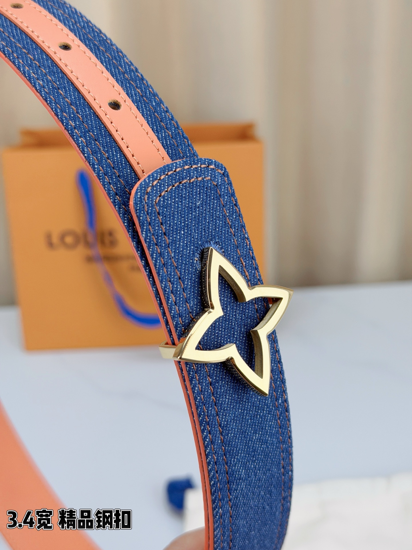 ✨ 3.4cm宽幅牛仔纹拼皮腰带，复古丹宁与细腻皮革的巧妙碰撞。精品铜扣呈交织花纹，质感厚重且光泽细腻，