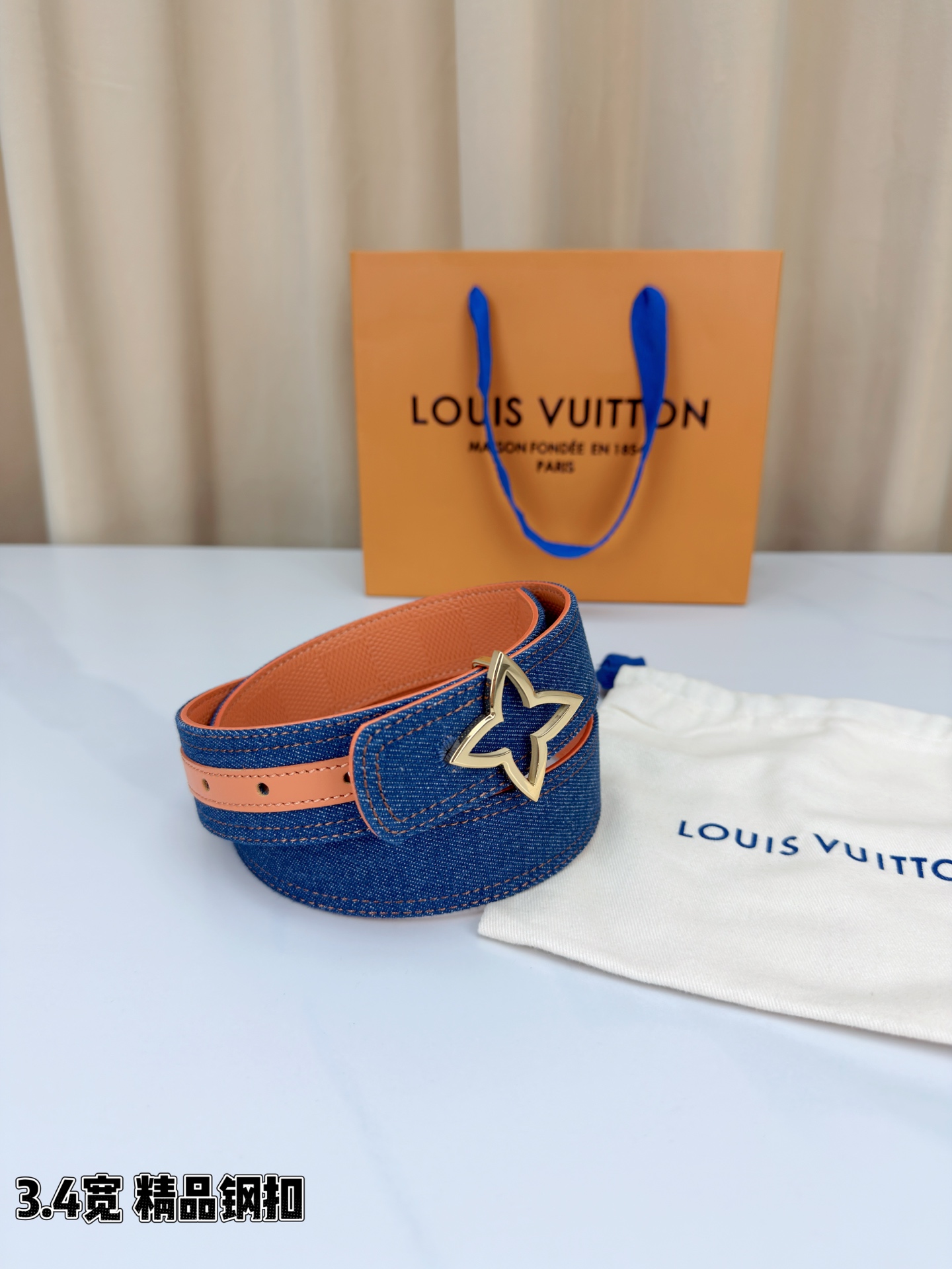 ✨ 3.4cm宽幅牛仔纹拼皮腰带，复古丹宁与细腻皮革的巧妙碰撞。精品铜扣呈交织花纹，质感厚重且光泽细腻，