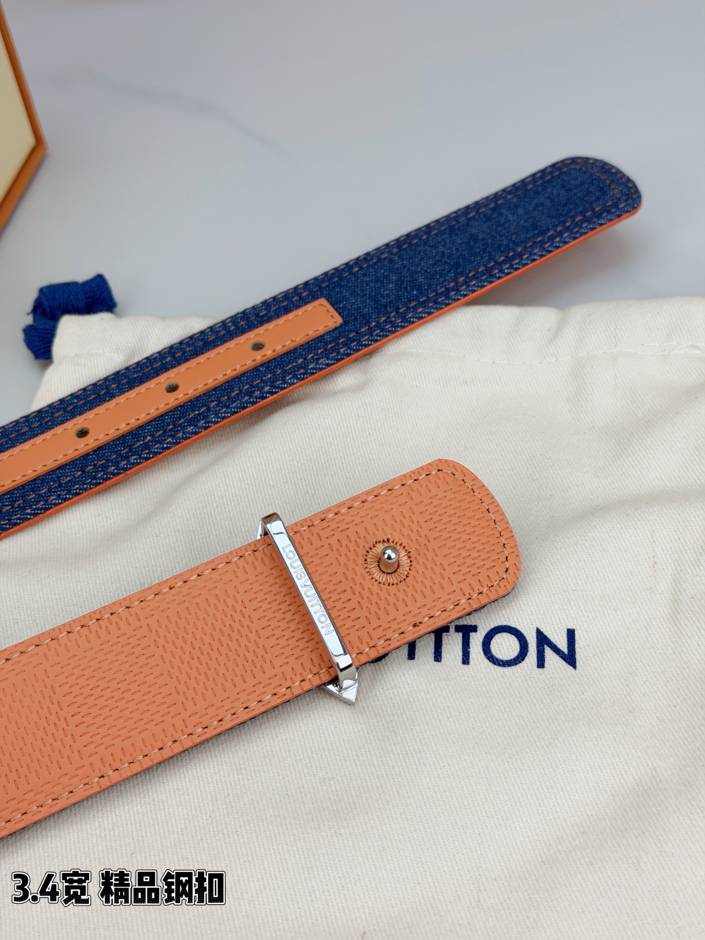 ✨ 3.4cm宽幅牛仔纹拼皮腰带，复古丹宁与细腻皮革的巧妙碰撞。精品铜扣呈交织花纹，质感厚重且光泽细腻，
