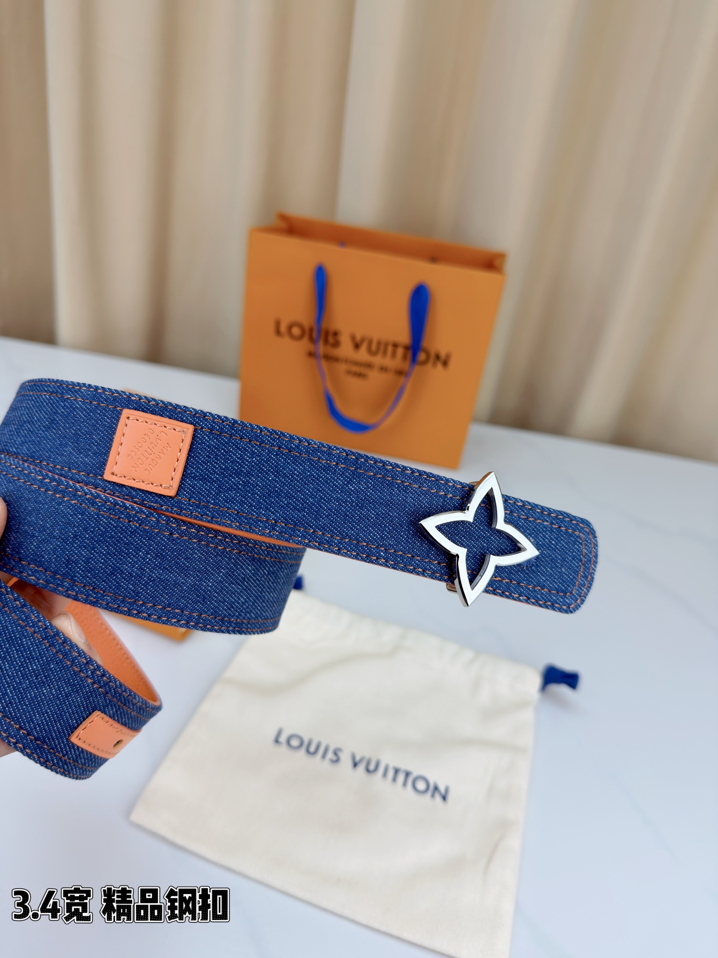 ✨ 3.4cm宽幅牛仔纹拼皮腰带，复古丹宁与细腻皮革的巧妙碰撞。精品铜扣呈交织花纹，质感厚重且光泽细腻，