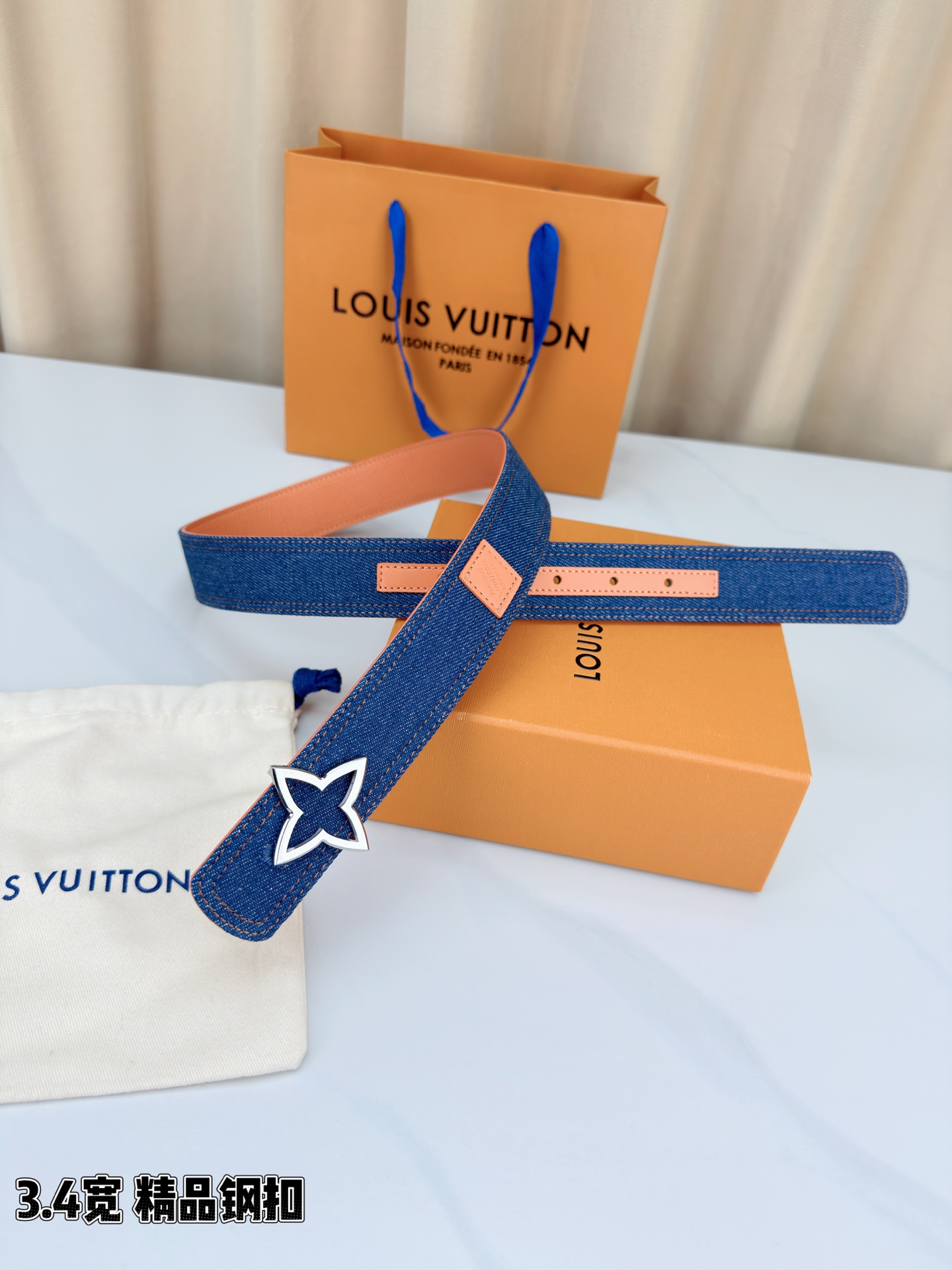 ✨ 3.4cm宽幅牛仔纹拼皮腰带，复古丹宁与细腻皮革的巧妙碰撞。精品铜扣呈交织花纹，质感厚重且光泽细腻，