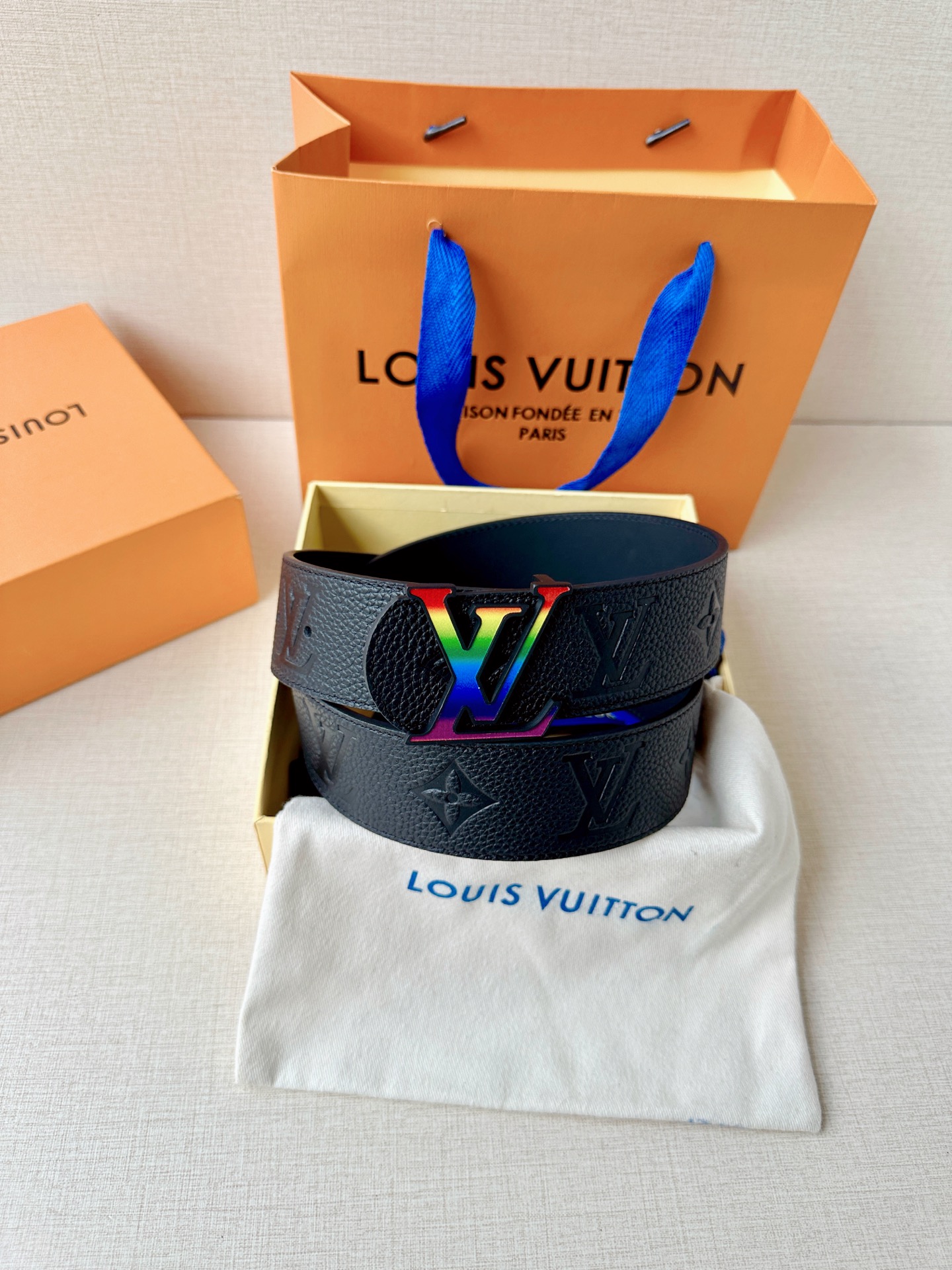 经典Monogram压纹邂逅彩虹扣头，黑调质感拉满。从通勤到派对，一扣解锁百变风格，是衣橱里不可或缺的吸