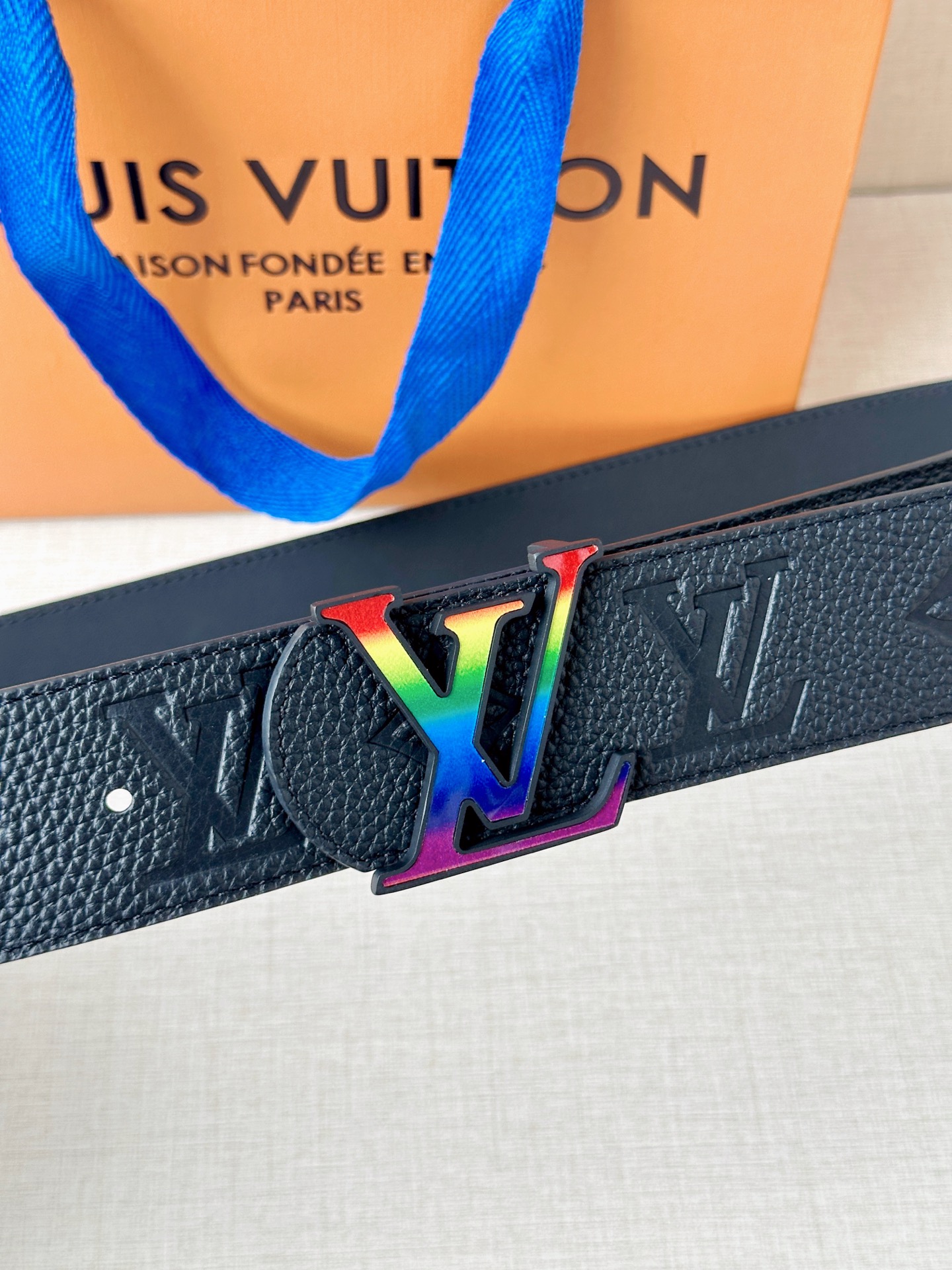 经典Monogram压纹邂逅彩虹扣头，黑调质感拉满。从通勤到派对，一扣解锁百变风格，是衣橱里不可或缺的吸