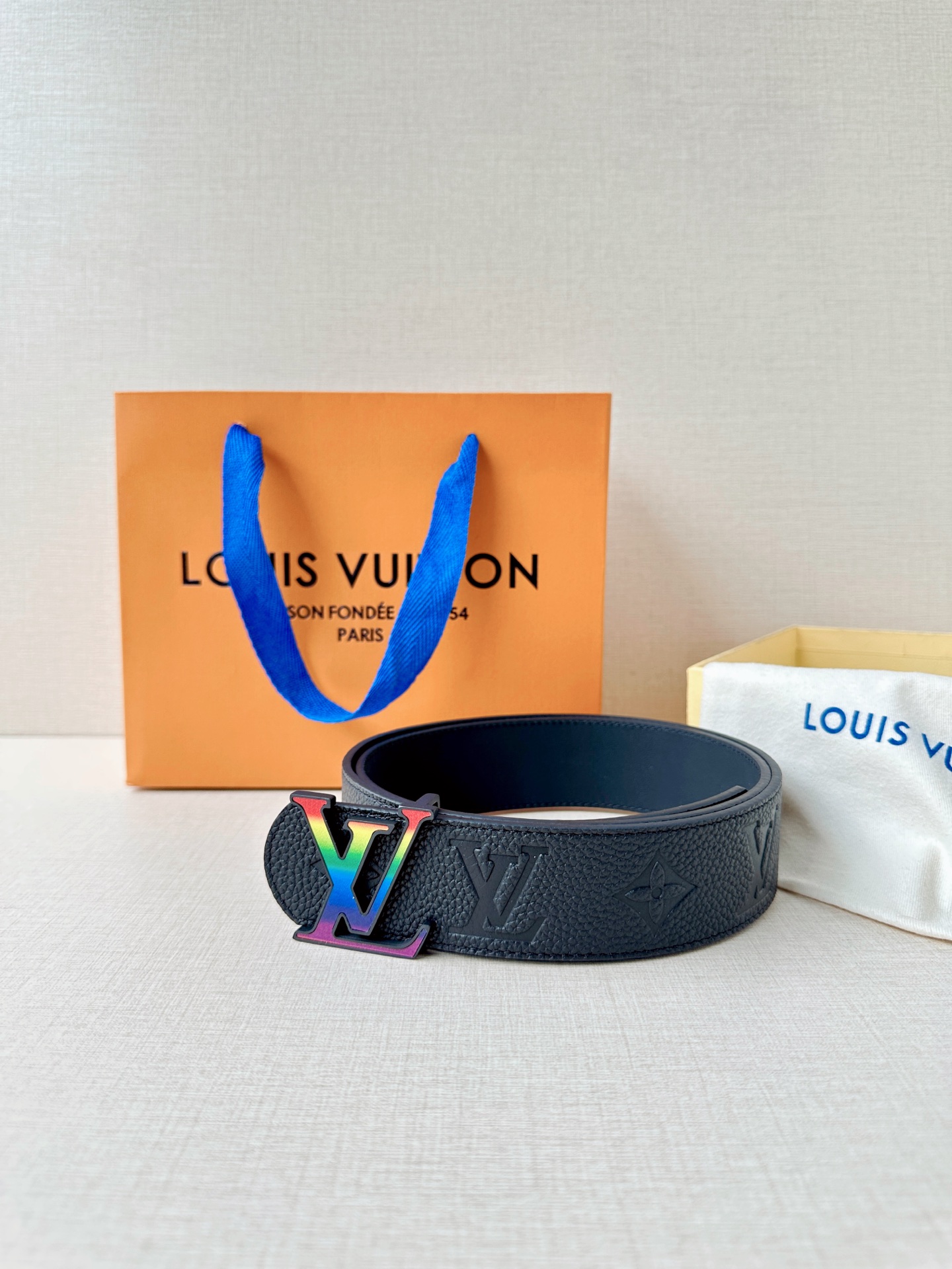 经典Monogram压纹邂逅彩虹扣头，黑调质感拉满。从通勤到派对，一扣解锁百变风格，是衣橱里不可或缺的吸