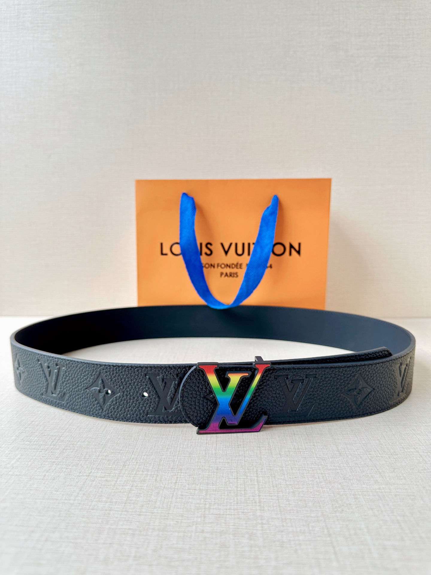 经典Monogram压纹邂逅彩虹扣头，黑调质感拉满。从通勤到派对，一扣解锁百变风格，是衣橱里不可或缺的吸