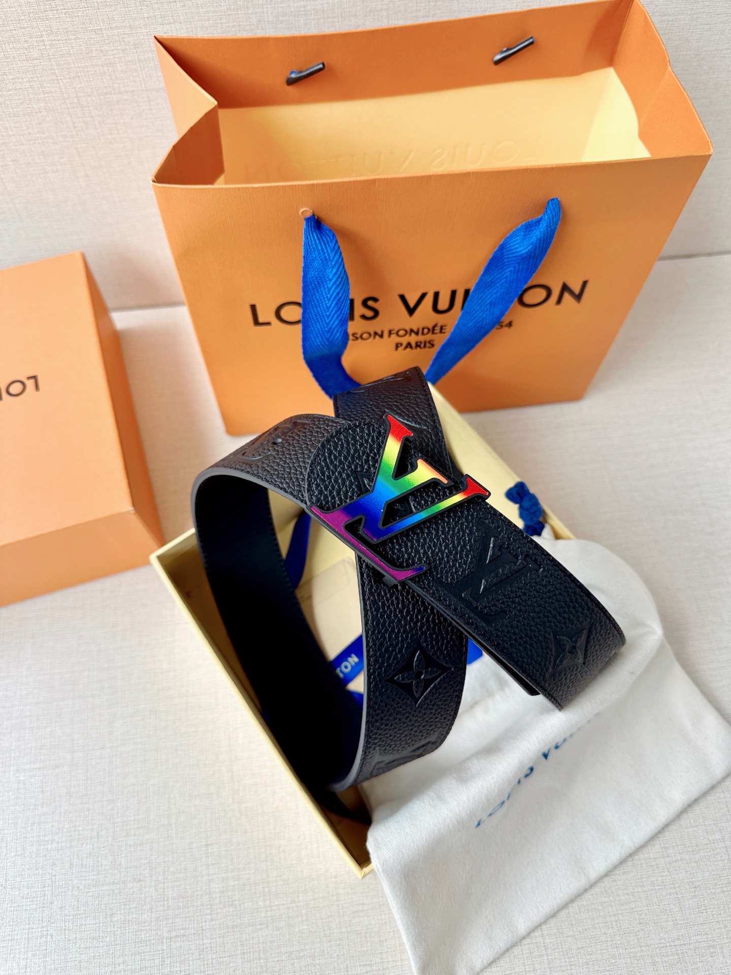 经典Monogram压纹邂逅彩虹扣头，黑调质感拉满。从通勤到派对，一扣解锁百变风格，是衣橱里不可或缺的吸