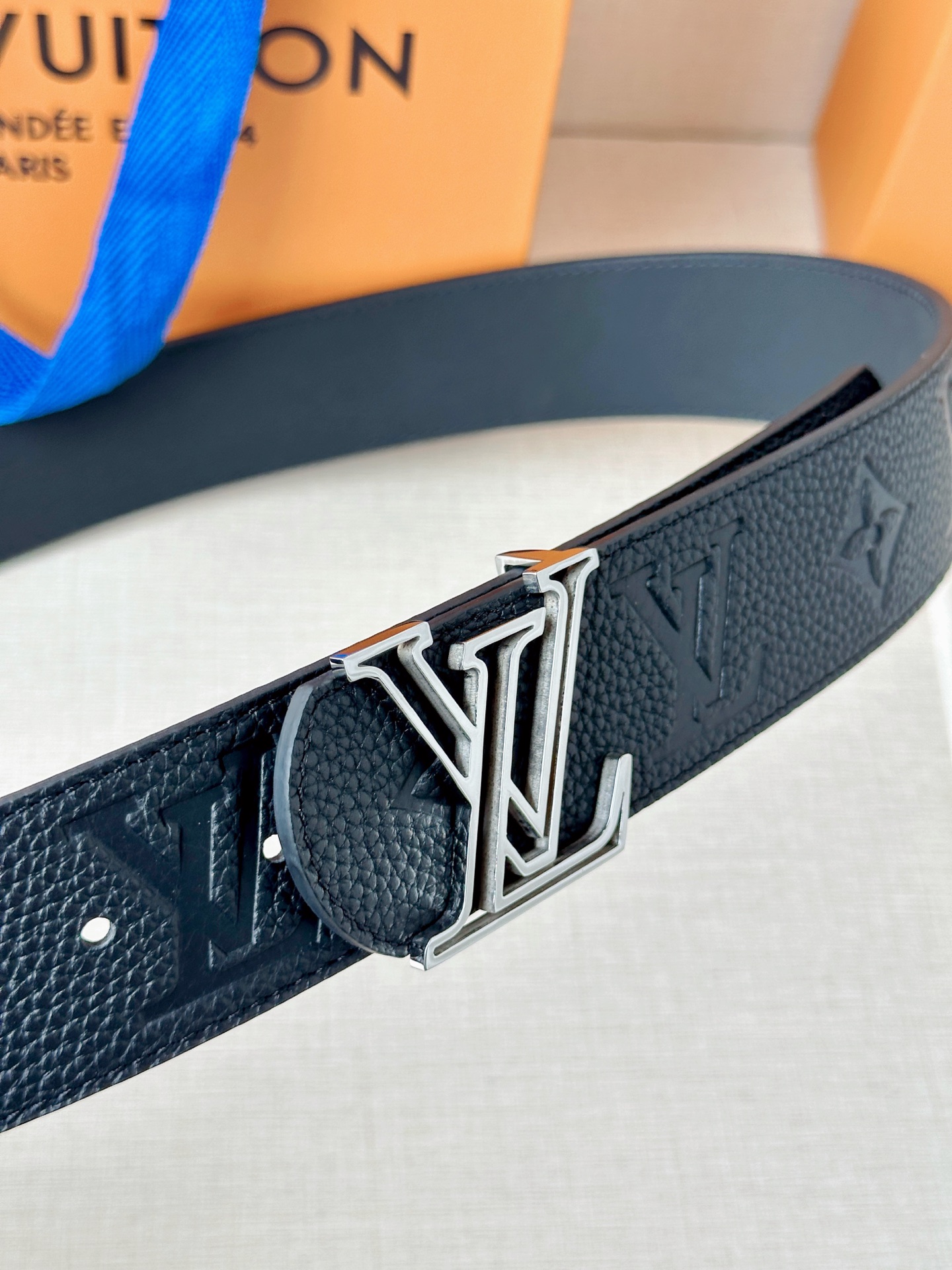 经典Monogram压纹质感拉满，银扣利落适配商务通勤，金扣华贵点亮晚宴时刻。4.0cm宽幅勾勒腰线，一