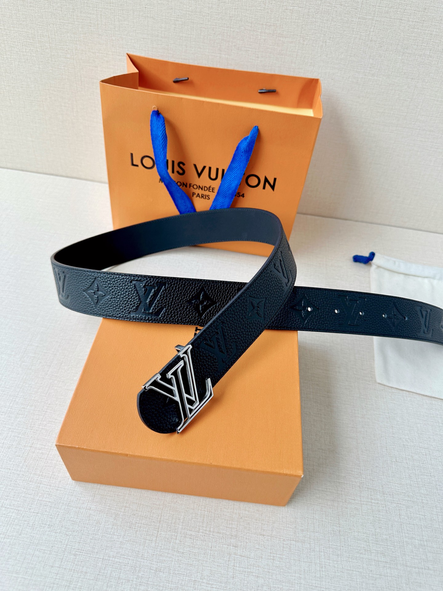 经典Monogram压纹质感拉满，银扣利落适配商务通勤，金扣华贵点亮晚宴时刻。4.0cm宽幅勾勒腰线，一