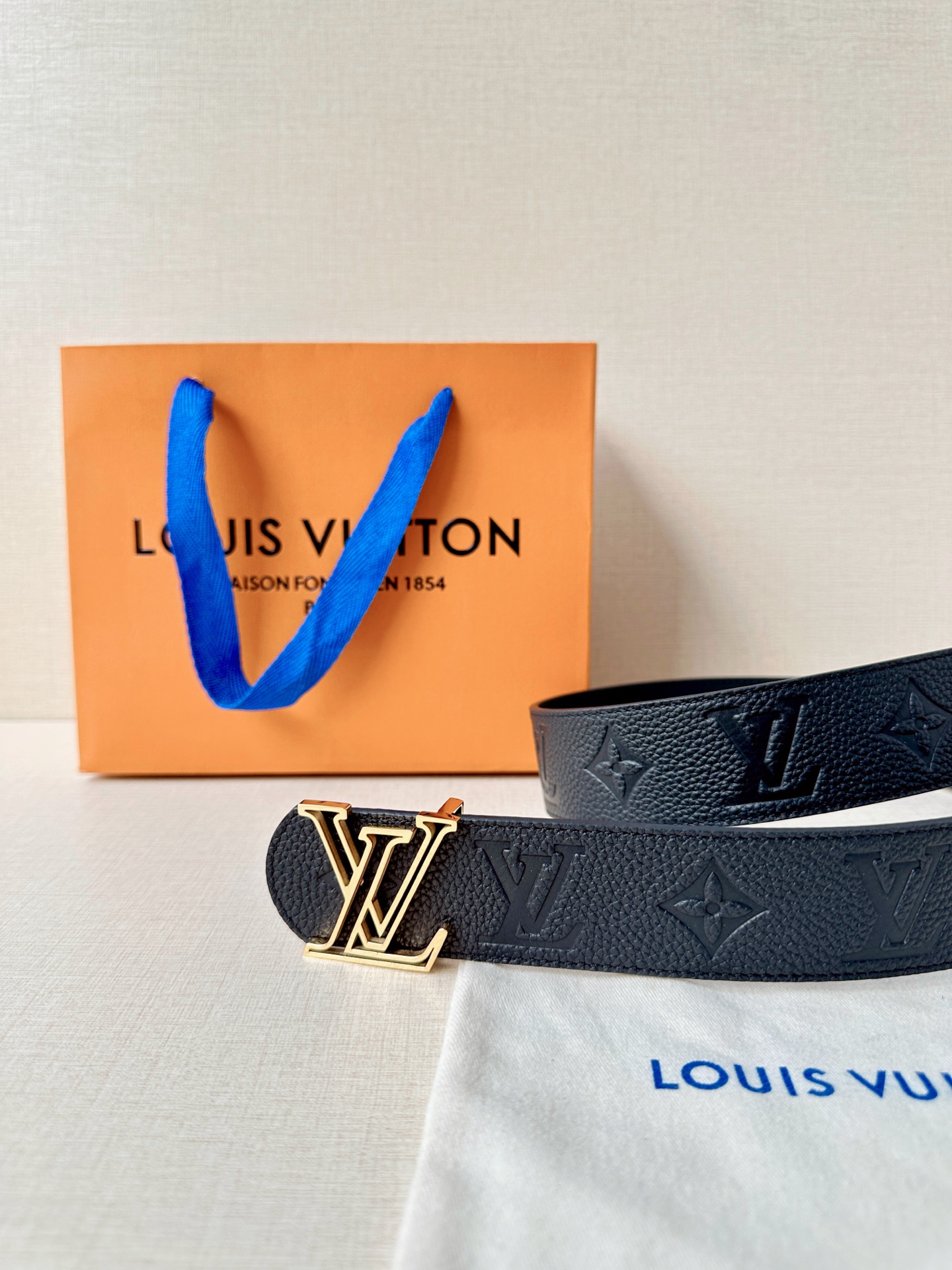 经典Monogram压纹质感拉满，银扣利落适配商务通勤，金扣华贵点亮晚宴时刻。4.0cm宽幅勾勒腰线，一