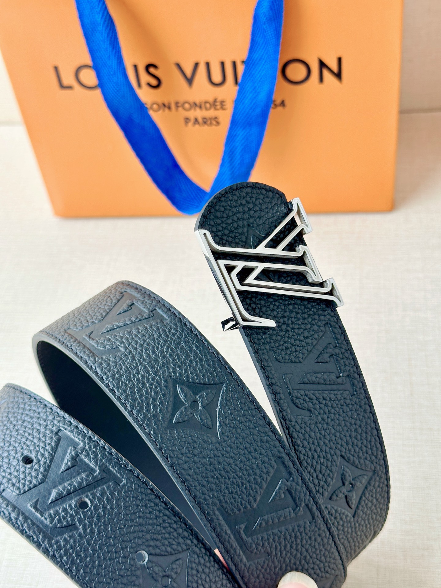 经典Monogram压纹质感拉满，银扣利落适配商务通勤，金扣华贵点亮晚宴时刻。4.0cm宽幅勾勒腰线，一