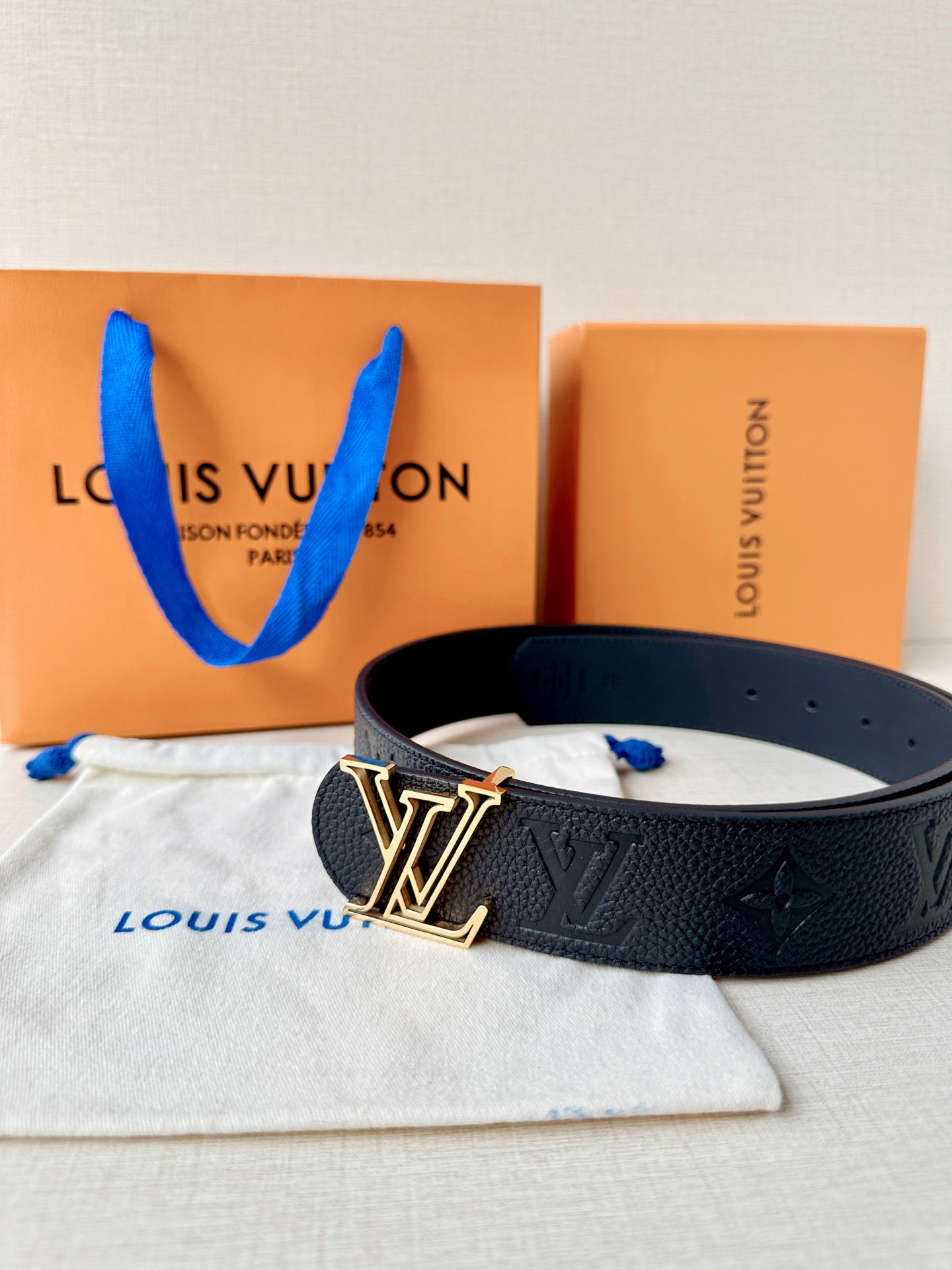 经典Monogram压纹质感拉满，银扣利落适配商务通勤，金扣华贵点亮晚宴时刻。4.0cm宽幅勾勒腰线，一