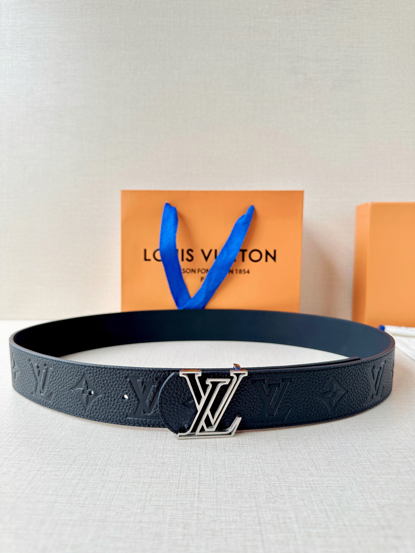 经典Monogram压纹质感拉满，银扣利落适配商务通勤，金扣华贵点亮晚宴时刻。4.0cm宽幅勾勒腰线，一