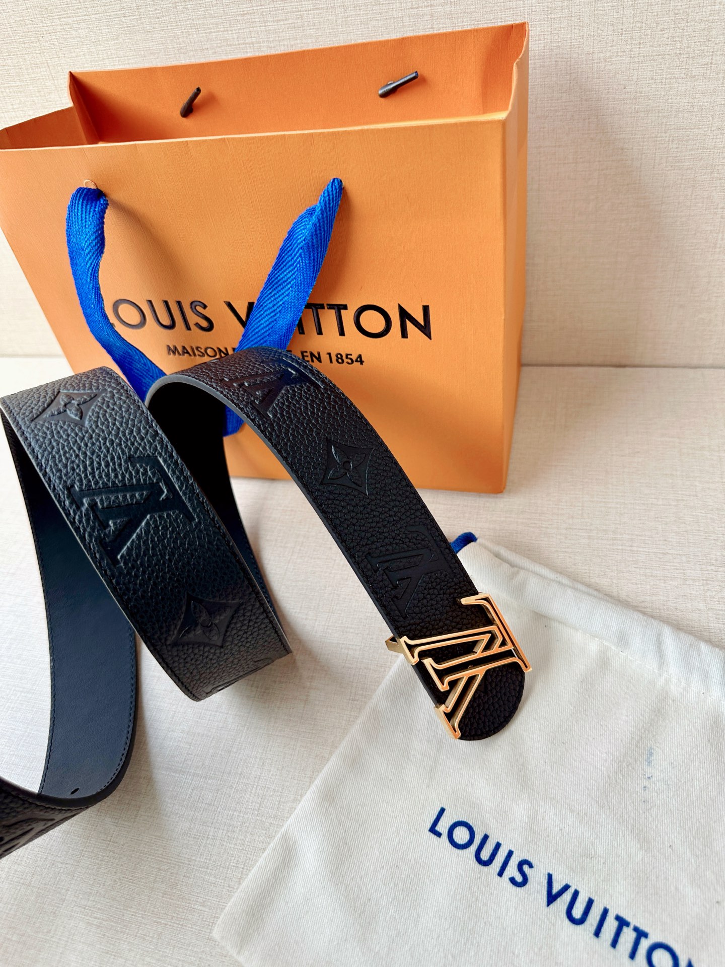 经典Monogram压纹质感拉满，银扣利落适配商务通勤，金扣华贵点亮晚宴时刻。4.0cm宽幅勾勒腰线，一