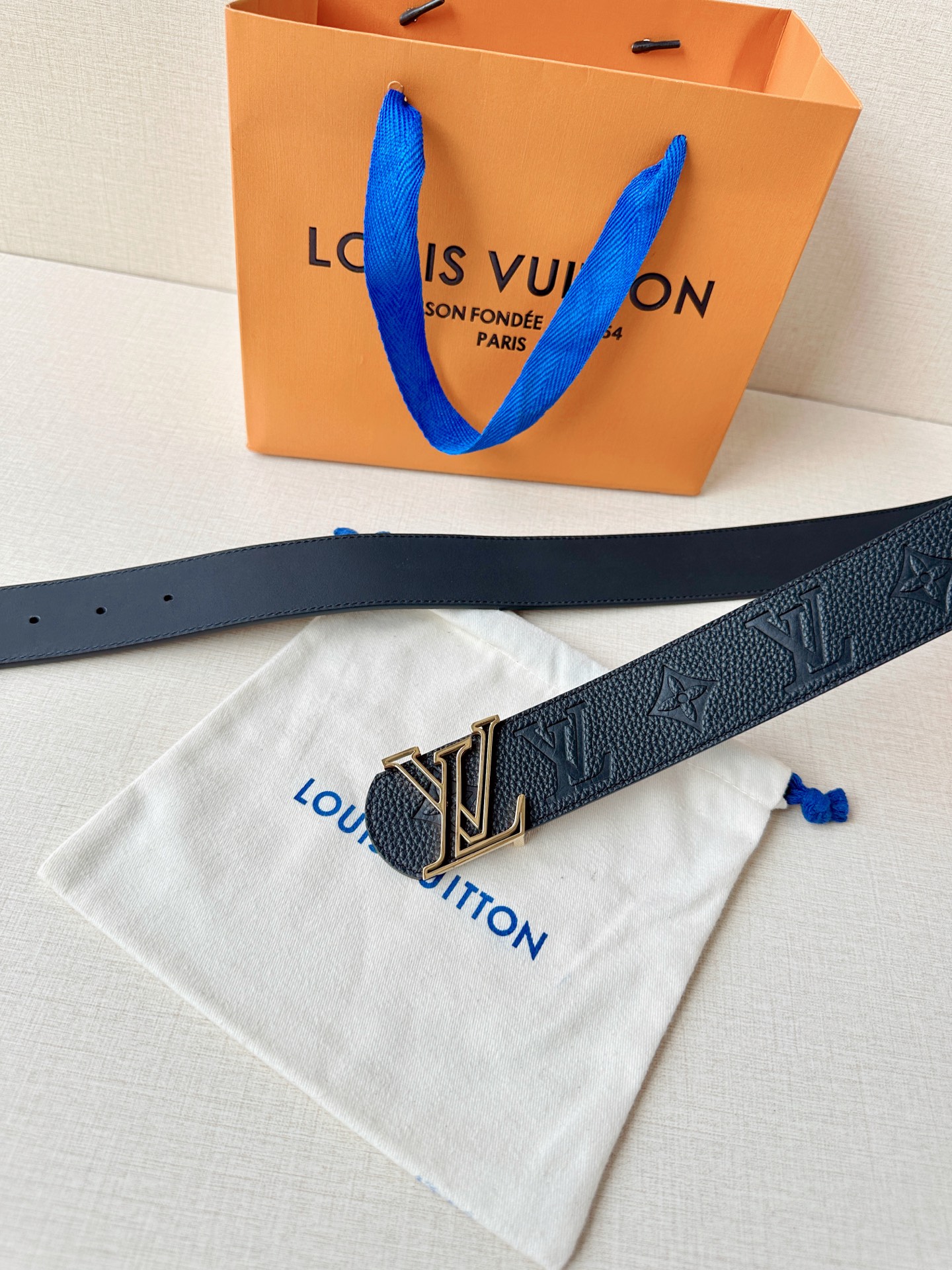 经典Monogram压纹质感拉满，银扣利落适配商务通勤，金扣华贵点亮晚宴时刻。4.0cm宽幅勾勒腰线，一