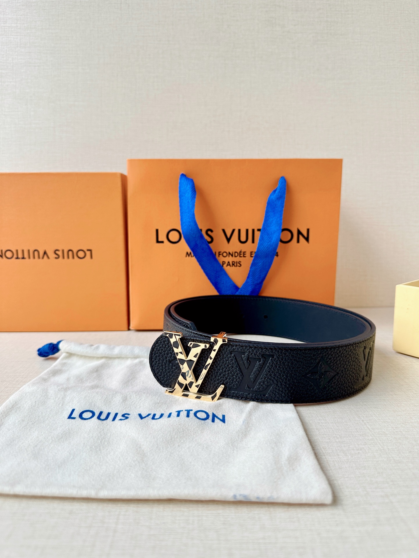 经典Monogram压纹搭配个性豹纹扣头，黑白款低调前卫，金黑款华贵吸睛。4.0cm宽幅气场拉满，适配西