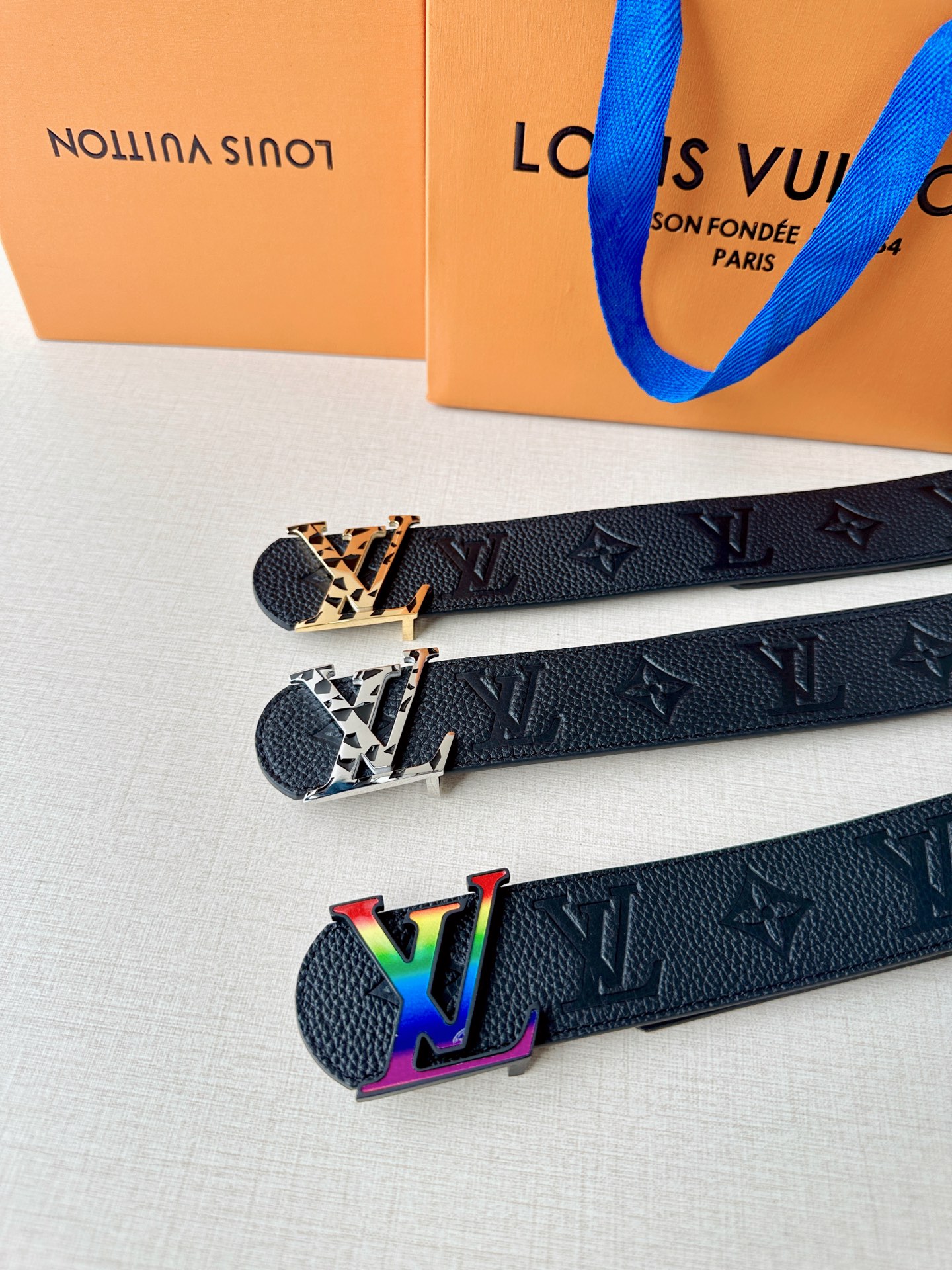 经典Monogram压纹搭配个性豹纹扣头，黑白款低调前卫，金黑款华贵吸睛。4.0cm宽幅气场拉满，适配西