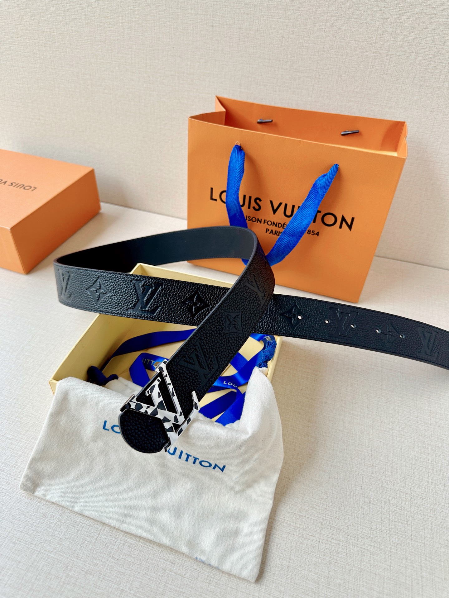 经典Monogram压纹搭配个性豹纹扣头，黑白款低调前卫，金黑款华贵吸睛。4.0cm宽幅气场拉满，适配西