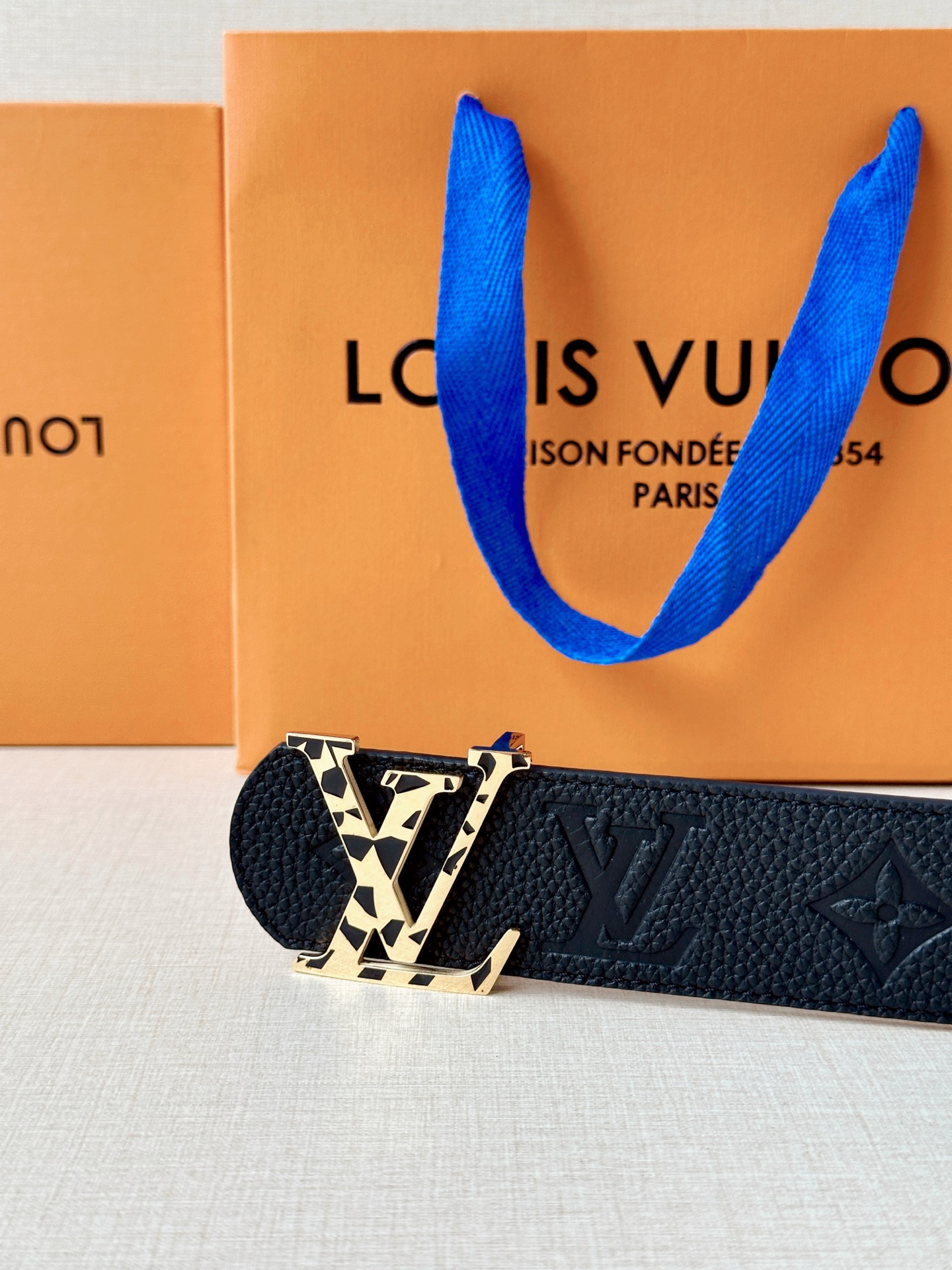 经典Monogram压纹搭配个性豹纹扣头，黑白款低调前卫，金黑款华贵吸睛。4.0cm宽幅气场拉满，适配西