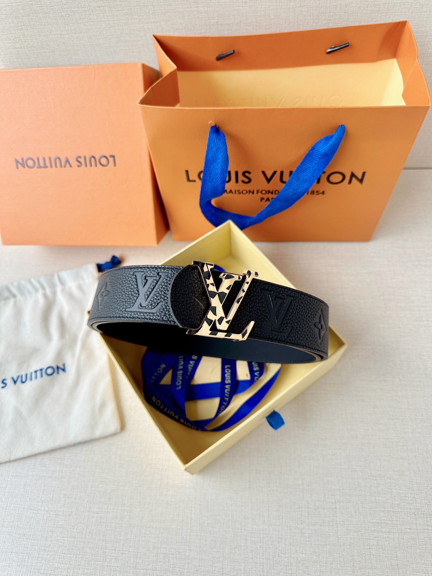 经典Monogram压纹搭配个性豹纹扣头，黑白款低调前卫，金黑款华贵吸睛。4.0cm宽幅气场拉满，适配西