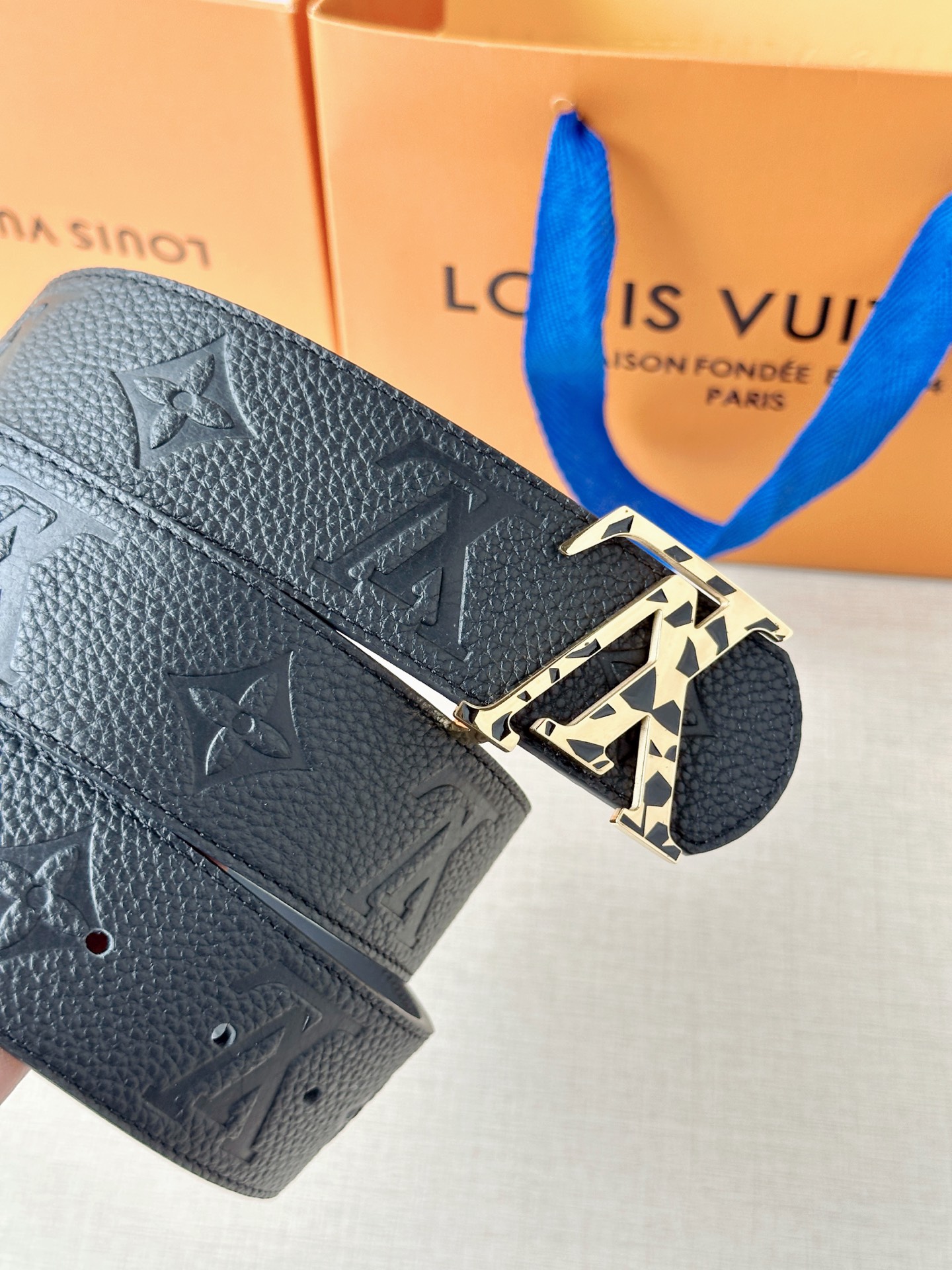 经典Monogram压纹搭配个性豹纹扣头，黑白款低调前卫，金黑款华贵吸睛。4.0cm宽幅气场拉满，适配西