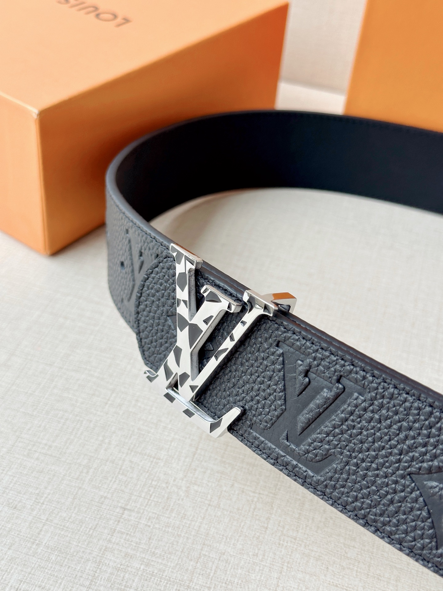 经典Monogram压纹搭配个性豹纹扣头，黑白款低调前卫，金黑款华贵吸睛。4.0cm宽幅气场拉满，适配西