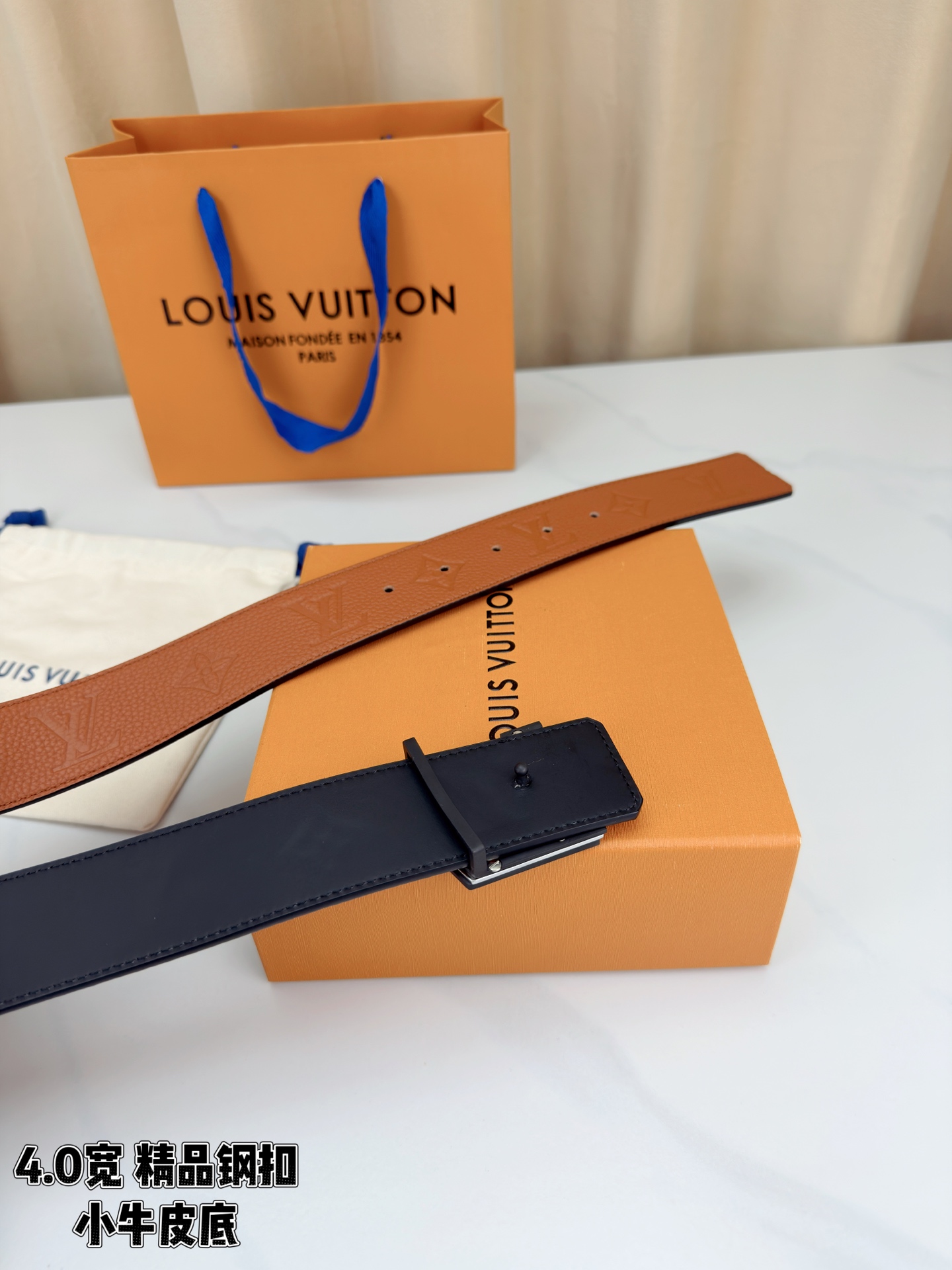 荔枝纹牛皮搭配Monogram压花，触感细腻高级。黑扣低调利落、绿银扣前卫吸睛、金扣华贵大气，4.0cm