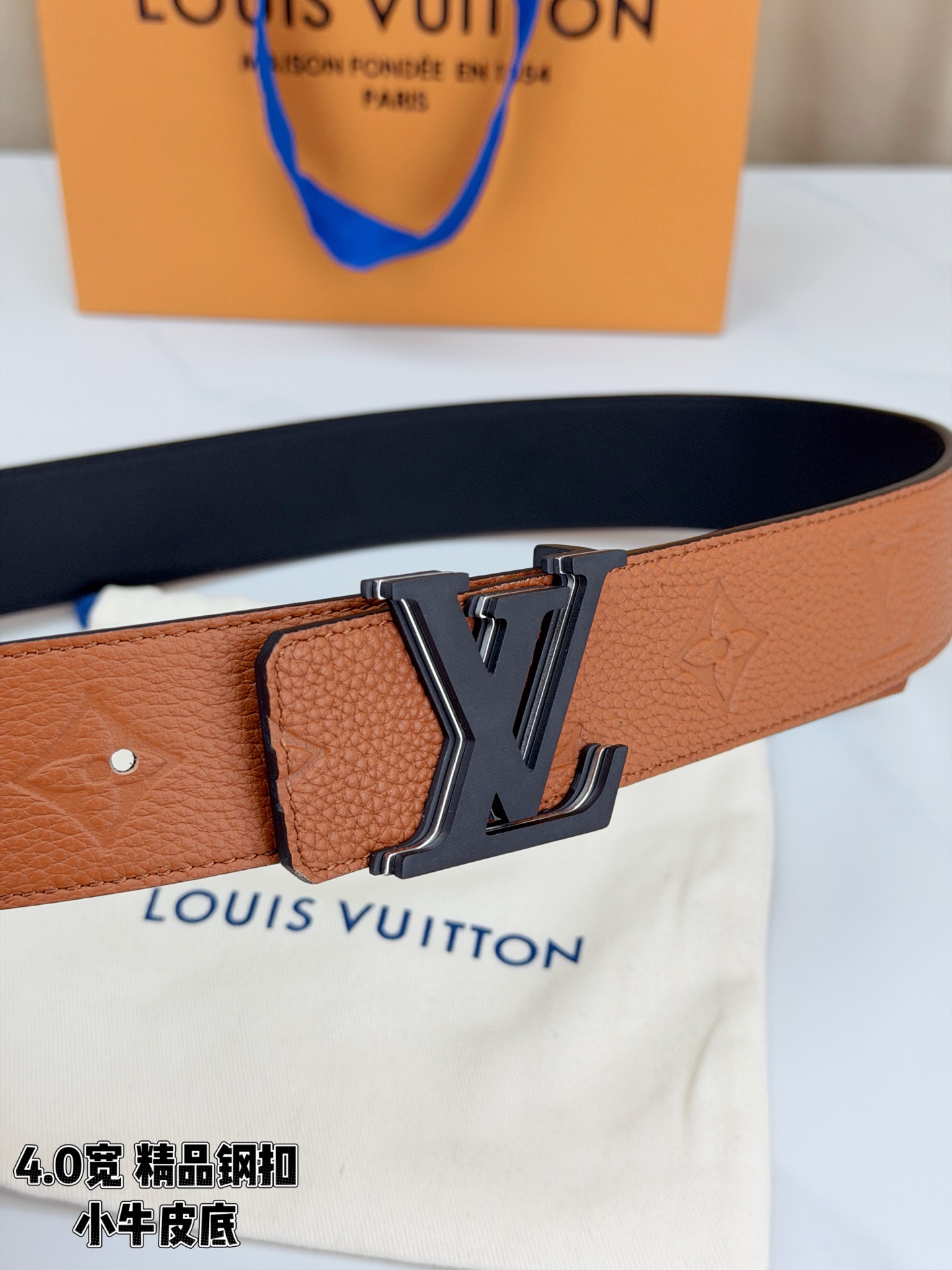 荔枝纹牛皮搭配Monogram压花，触感细腻高级。黑扣低调利落、绿银扣前卫吸睛、金扣华贵大气，4.0cm