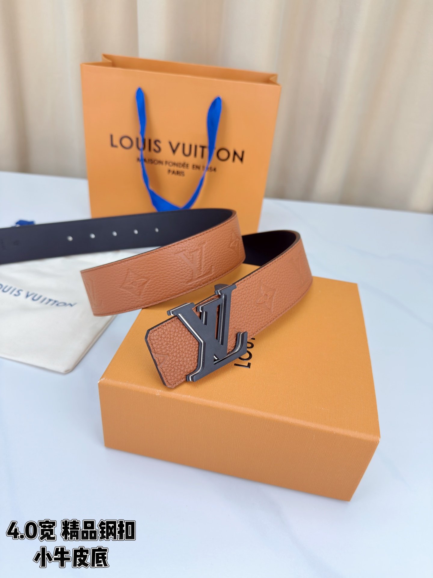 荔枝纹牛皮搭配Monogram压花，触感细腻高级。黑扣低调利落、绿银扣前卫吸睛、金扣华贵大气，4.0cm