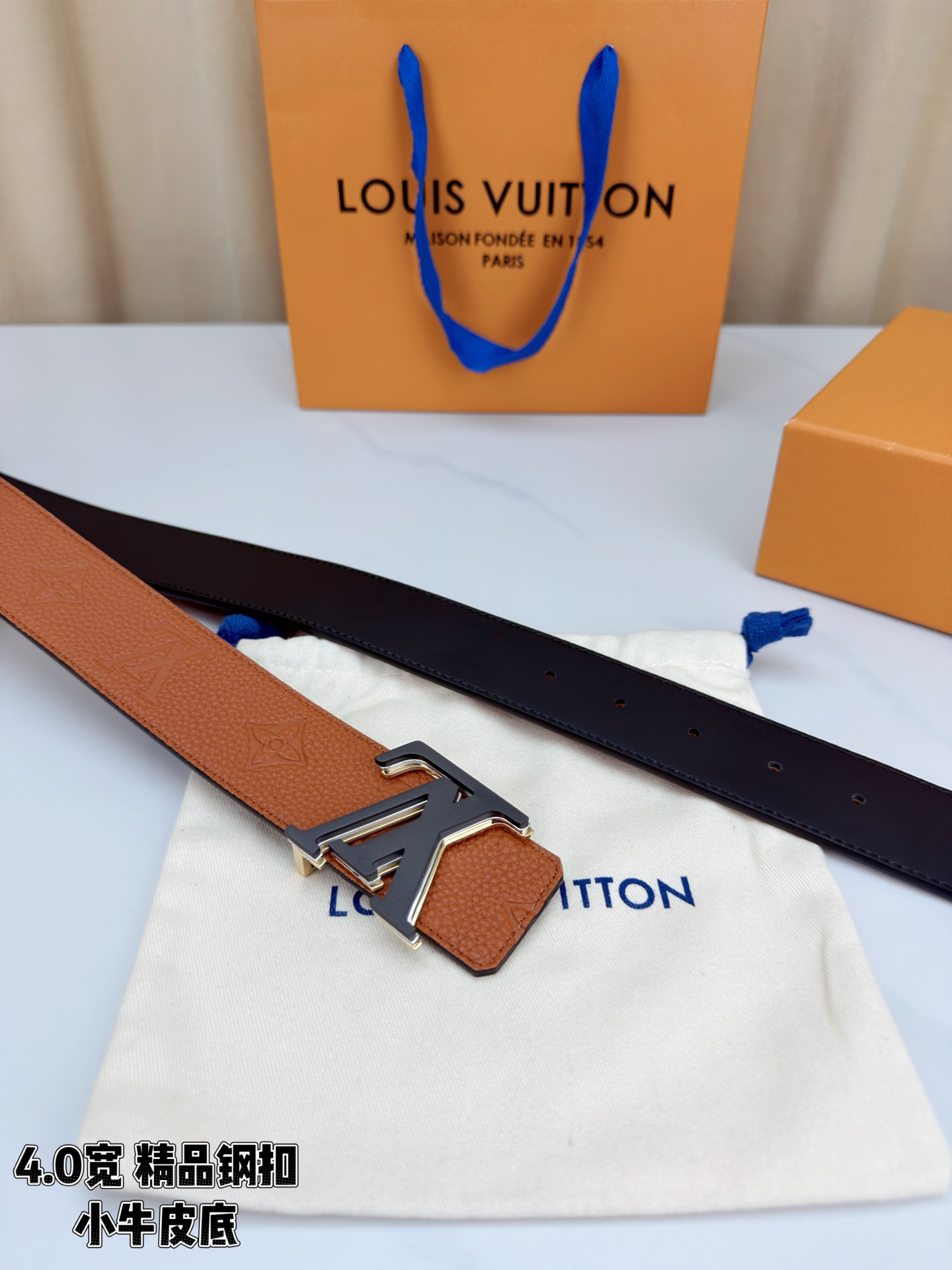 荔枝纹牛皮搭配Monogram压花，触感细腻高级。黑扣低调利落、绿银扣前卫吸睛、金扣华贵大气，4.0cm