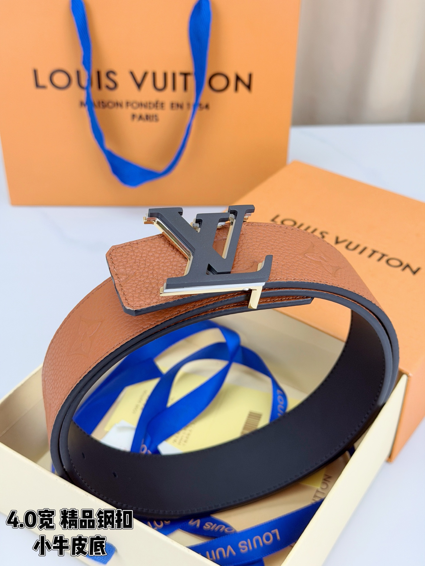 荔枝纹牛皮搭配Monogram压花，触感细腻高级。黑扣低调利落、绿银扣前卫吸睛、金扣华贵大气，4.0cm