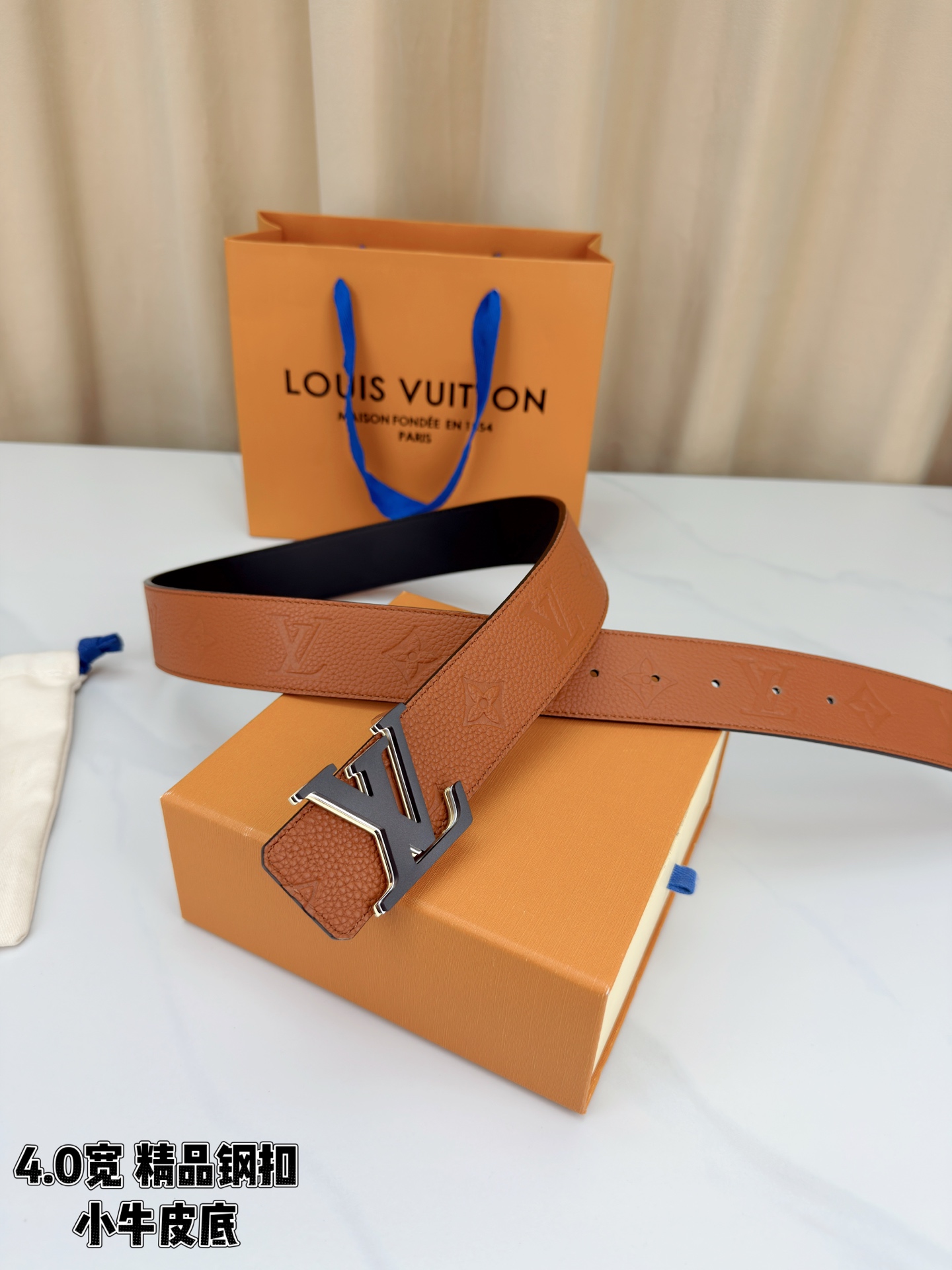 荔枝纹牛皮搭配Monogram压花，触感细腻高级。黑扣低调利落、绿银扣前卫吸睛、金扣华贵大气，4.0cm