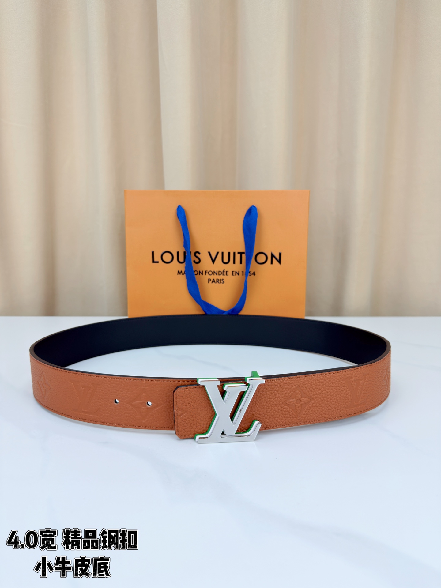 荔枝纹牛皮搭配Monogram压花，触感细腻高级。黑扣低调利落、绿银扣前卫吸睛、金扣华贵大气，4.0cm