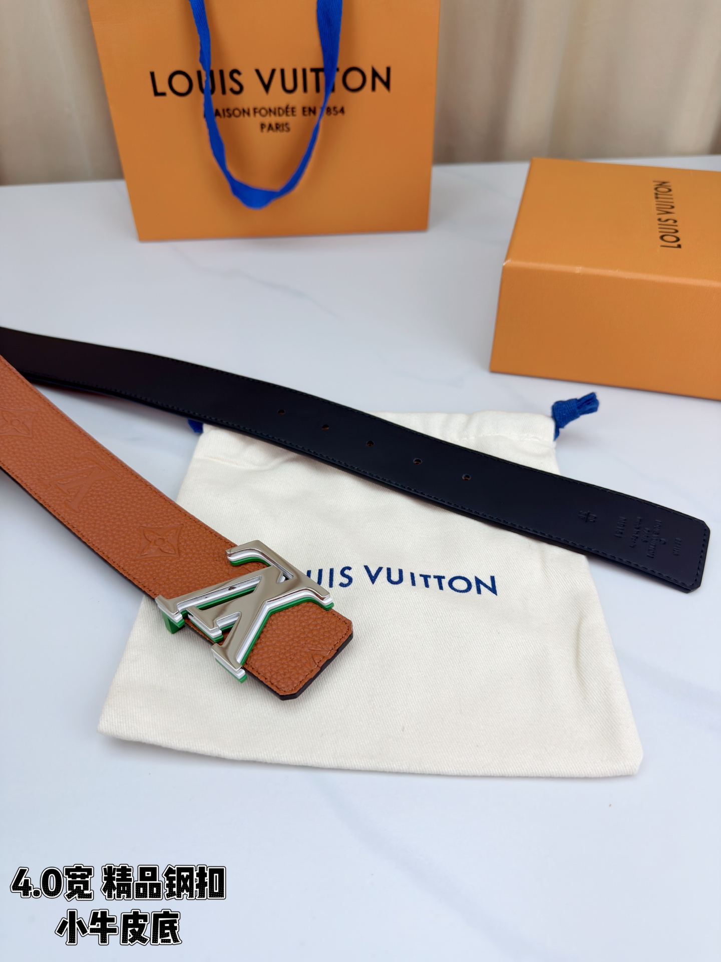 荔枝纹牛皮搭配Monogram压花，触感细腻高级。黑扣低调利落、绿银扣前卫吸睛、金扣华贵大气，4.0cm