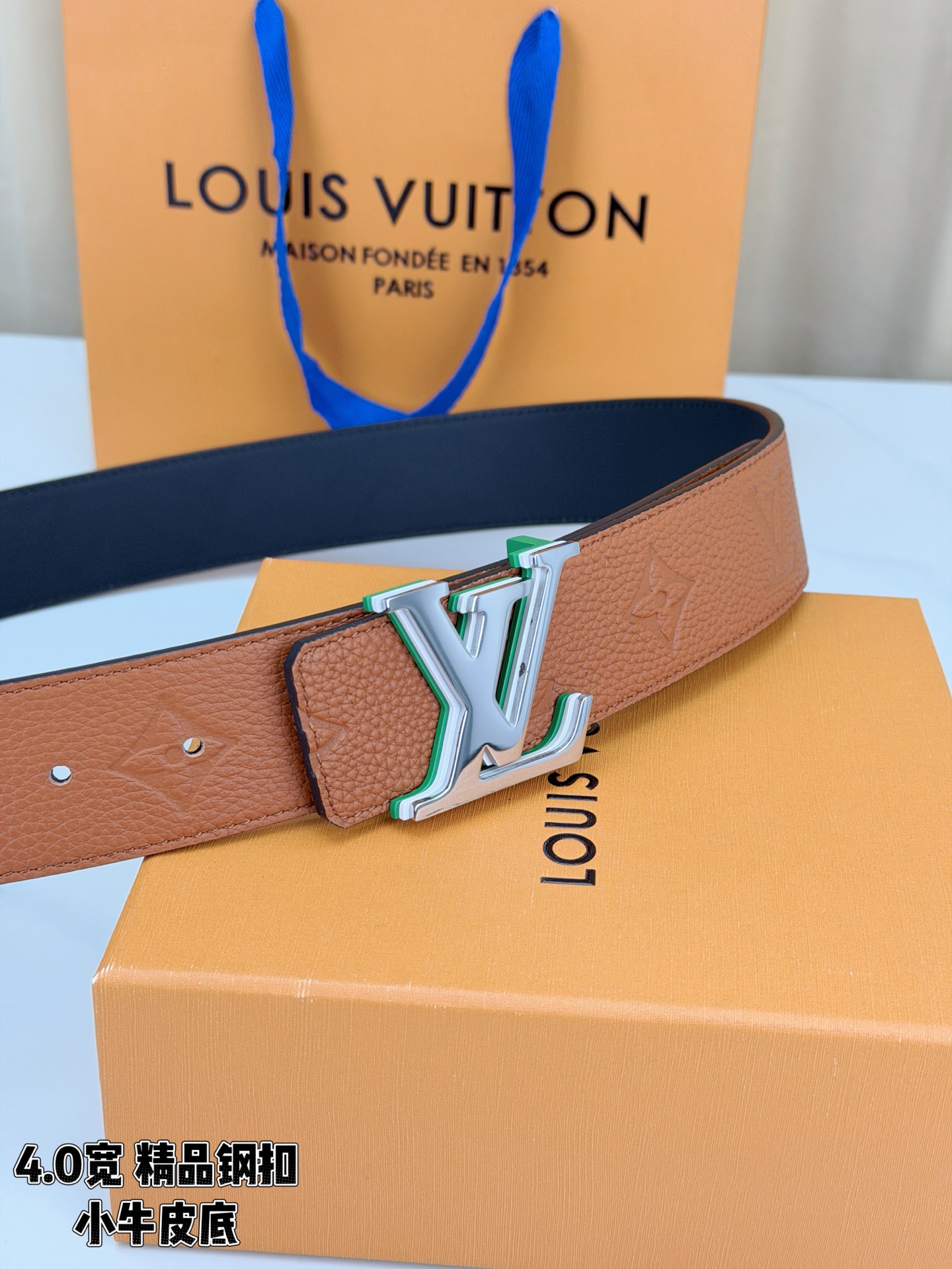 荔枝纹牛皮搭配Monogram压花，触感细腻高级。黑扣低调利落、绿银扣前卫吸睛、金扣华贵大气，4.0cm