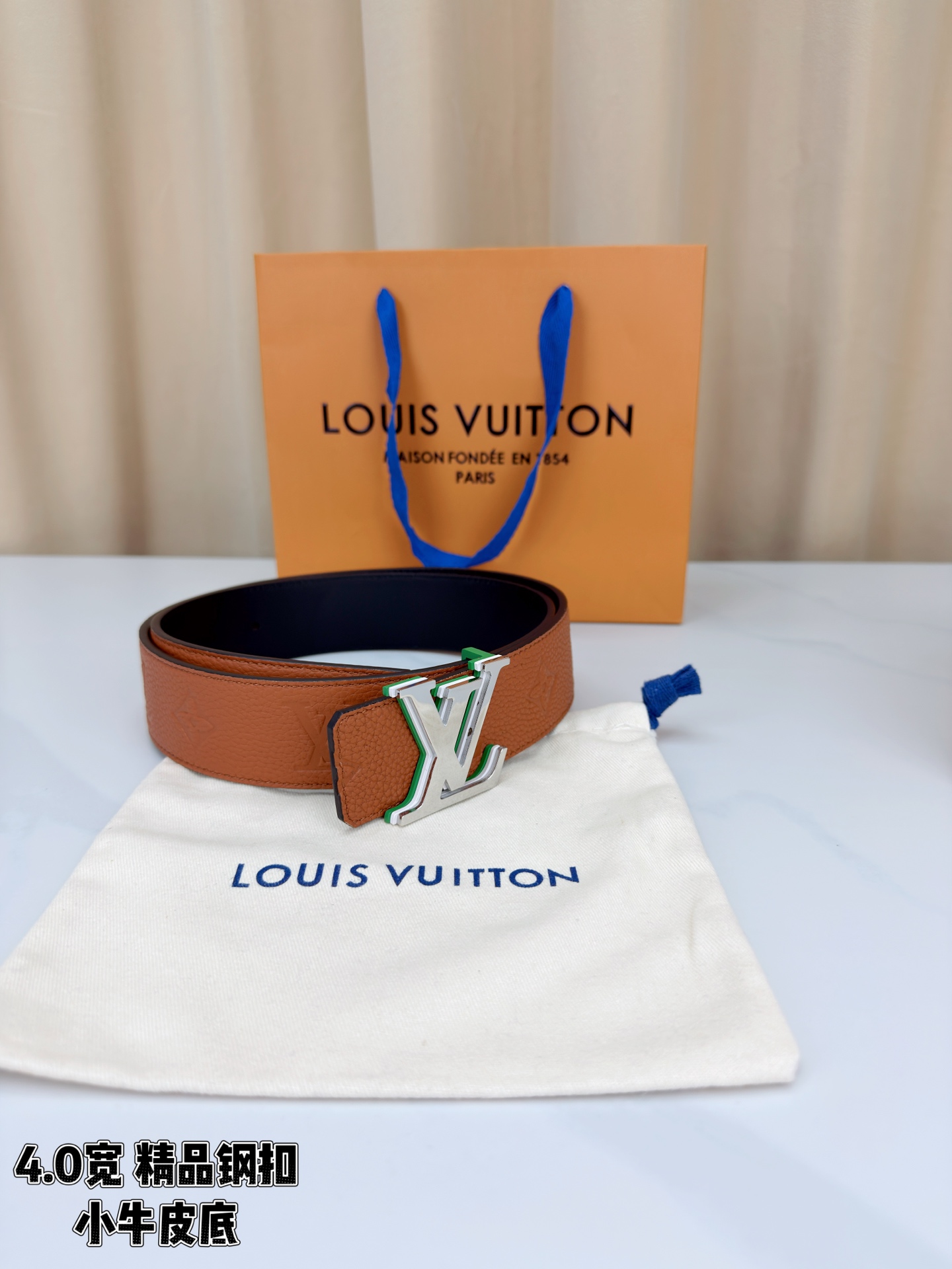 荔枝纹牛皮搭配Monogram压花，触感细腻高级。黑扣低调利落、绿银扣前卫吸睛、金扣华贵大气，4.0cm