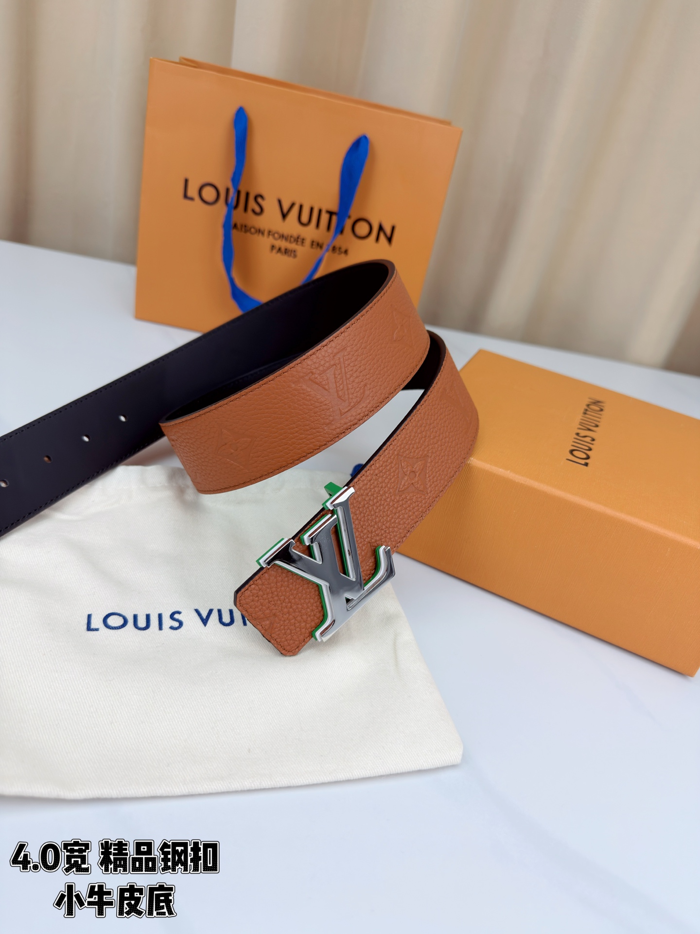 荔枝纹牛皮搭配Monogram压花，触感细腻高级。黑扣低调利落、绿银扣前卫吸睛、金扣华贵大气，4.0cm