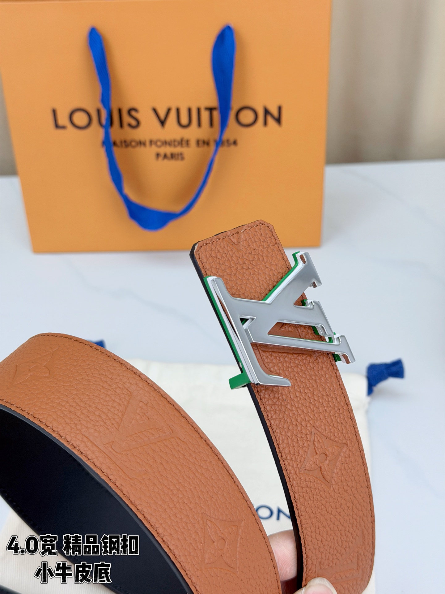 荔枝纹牛皮搭配Monogram压花，触感细腻高级。黑扣低调利落、绿银扣前卫吸睛、金扣华贵大气，4.0cm