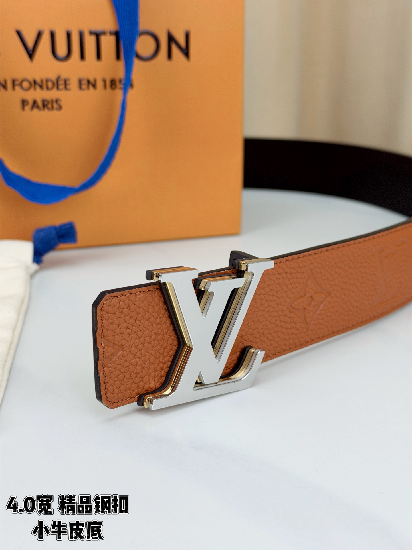 荔枝纹牛皮搭配Monogram压花，触感细腻高级。黑扣低调利落、绿银扣前卫吸睛、金扣华贵大气，4.0cm