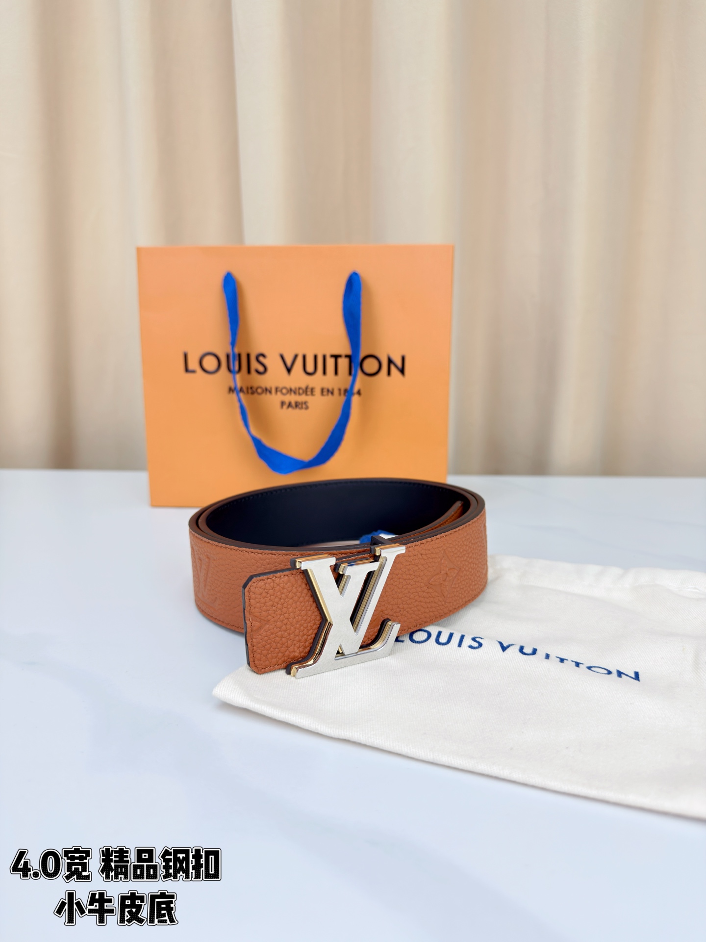 荔枝纹牛皮搭配Monogram压花，触感细腻高级。黑扣低调利落、绿银扣前卫吸睛、金扣华贵大气，4.0cm