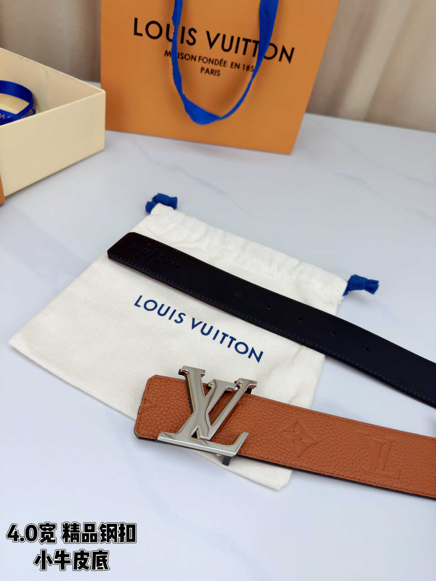 荔枝纹牛皮搭配Monogram压花，触感细腻高级。黑扣低调利落、绿银扣前卫吸睛、金扣华贵大气，4.0cm