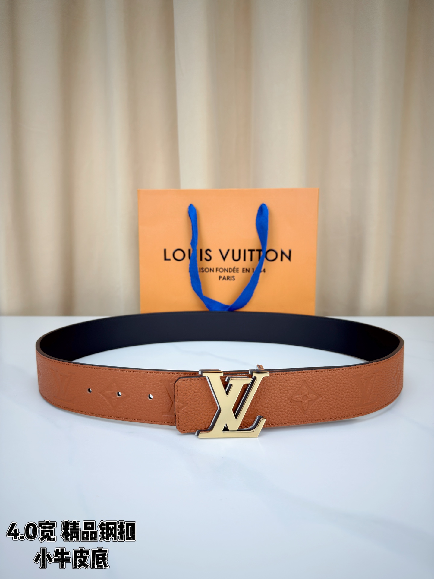 荔枝纹牛皮搭配Monogram压花，触感细腻高级。黑扣低调利落、绿银扣前卫吸睛、金扣华贵大气，4.0cm