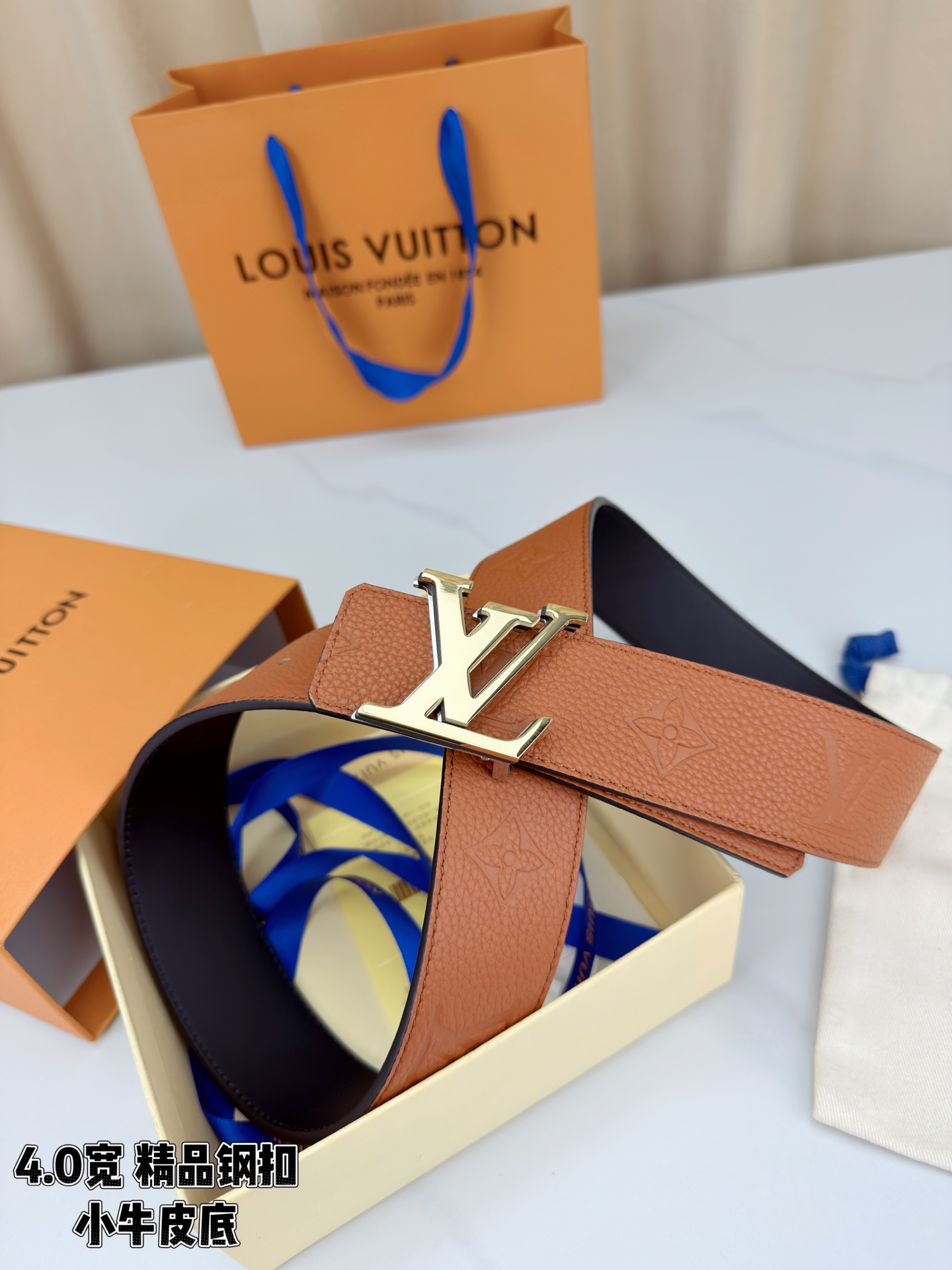 荔枝纹牛皮搭配Monogram压花，触感细腻高级。黑扣低调利落、绿银扣前卫吸睛、金扣华贵大气，4.0cm