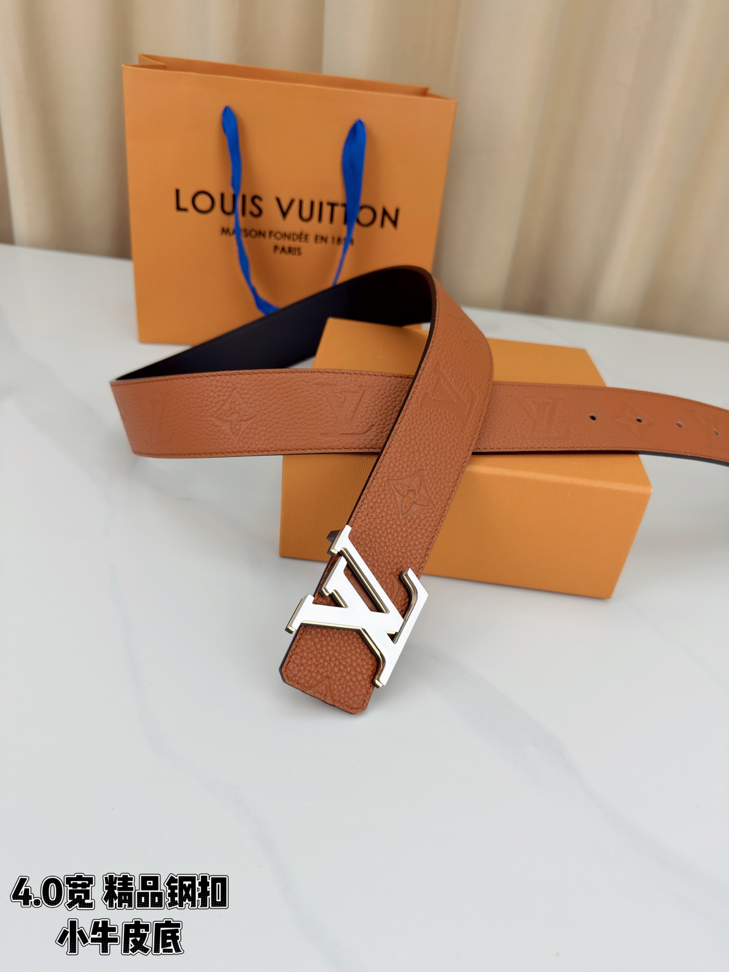 荔枝纹牛皮搭配Monogram压花，触感细腻高级。黑扣低调利落、绿银扣前卫吸睛、金扣华贵大气，4.0cm