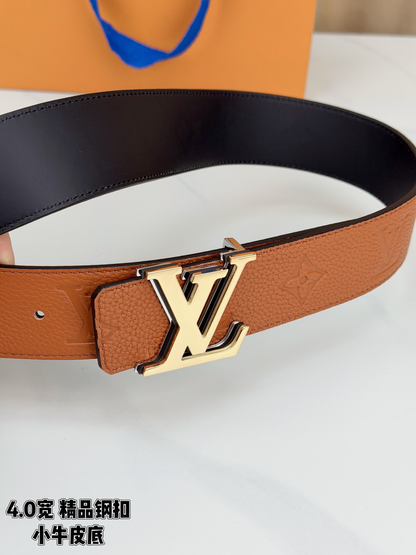 荔枝纹牛皮搭配Monogram压花，触感细腻高级。黑扣低调利落、绿银扣前卫吸睛、金扣华贵大气，4.0cm