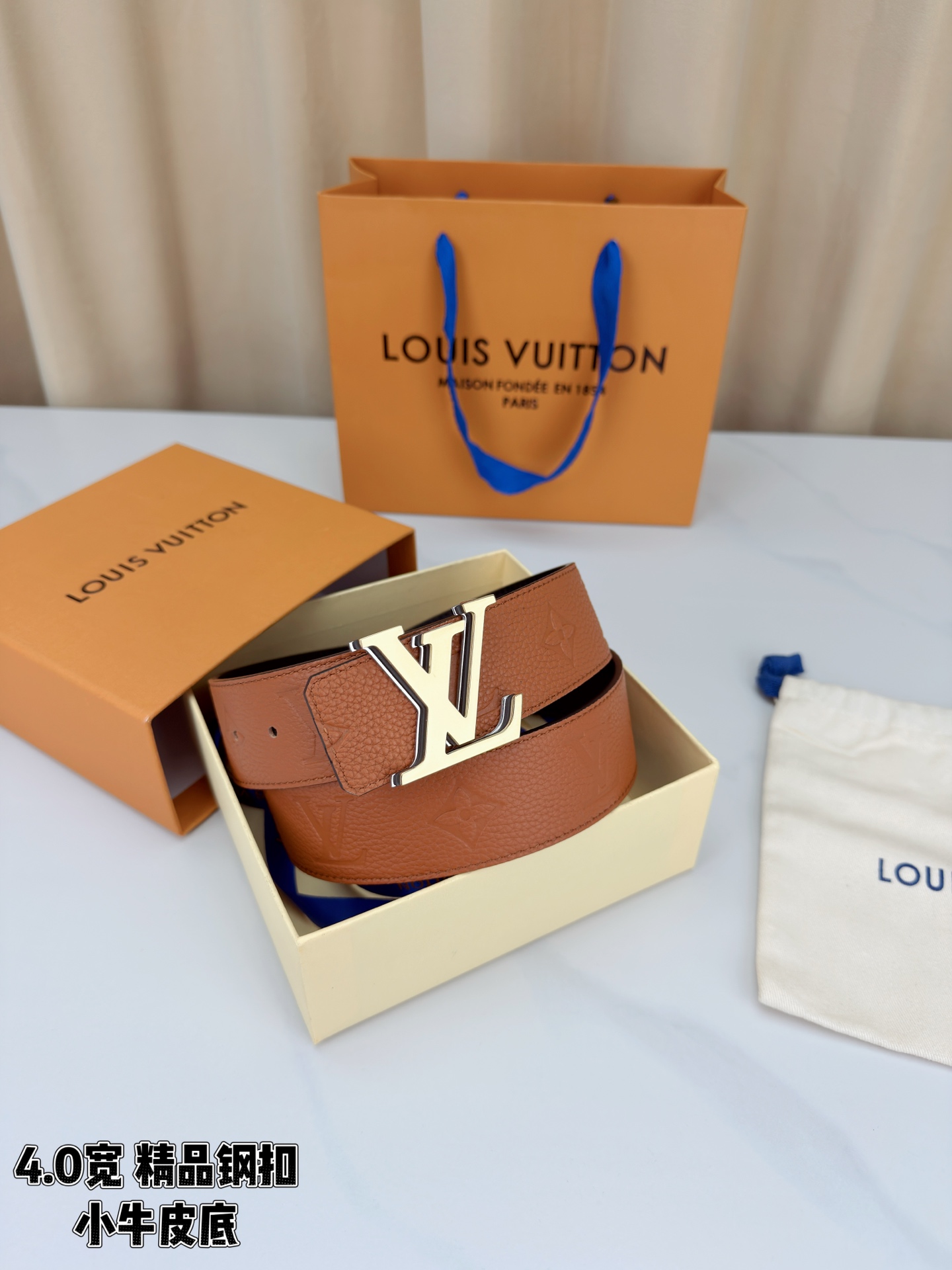 荔枝纹牛皮搭配Monogram压花，触感细腻高级。黑扣低调利落、绿银扣前卫吸睛、金扣华贵大气，4.0cm