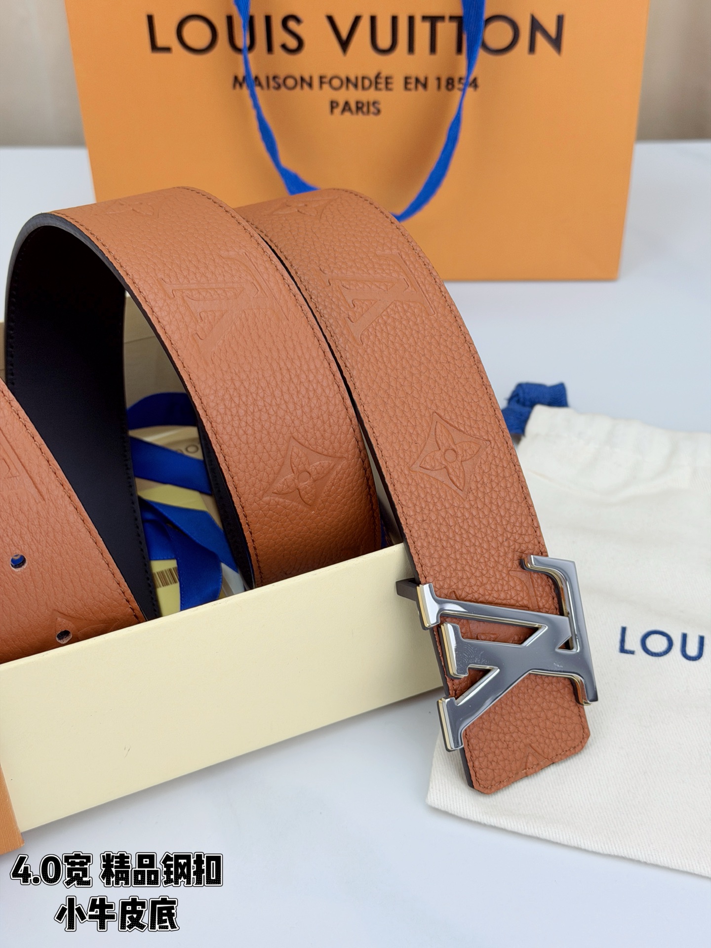 荔枝纹牛皮搭配Monogram压花，触感细腻高级。黑扣低调利落、绿银扣前卫吸睛、金扣华贵大气，4.0cm