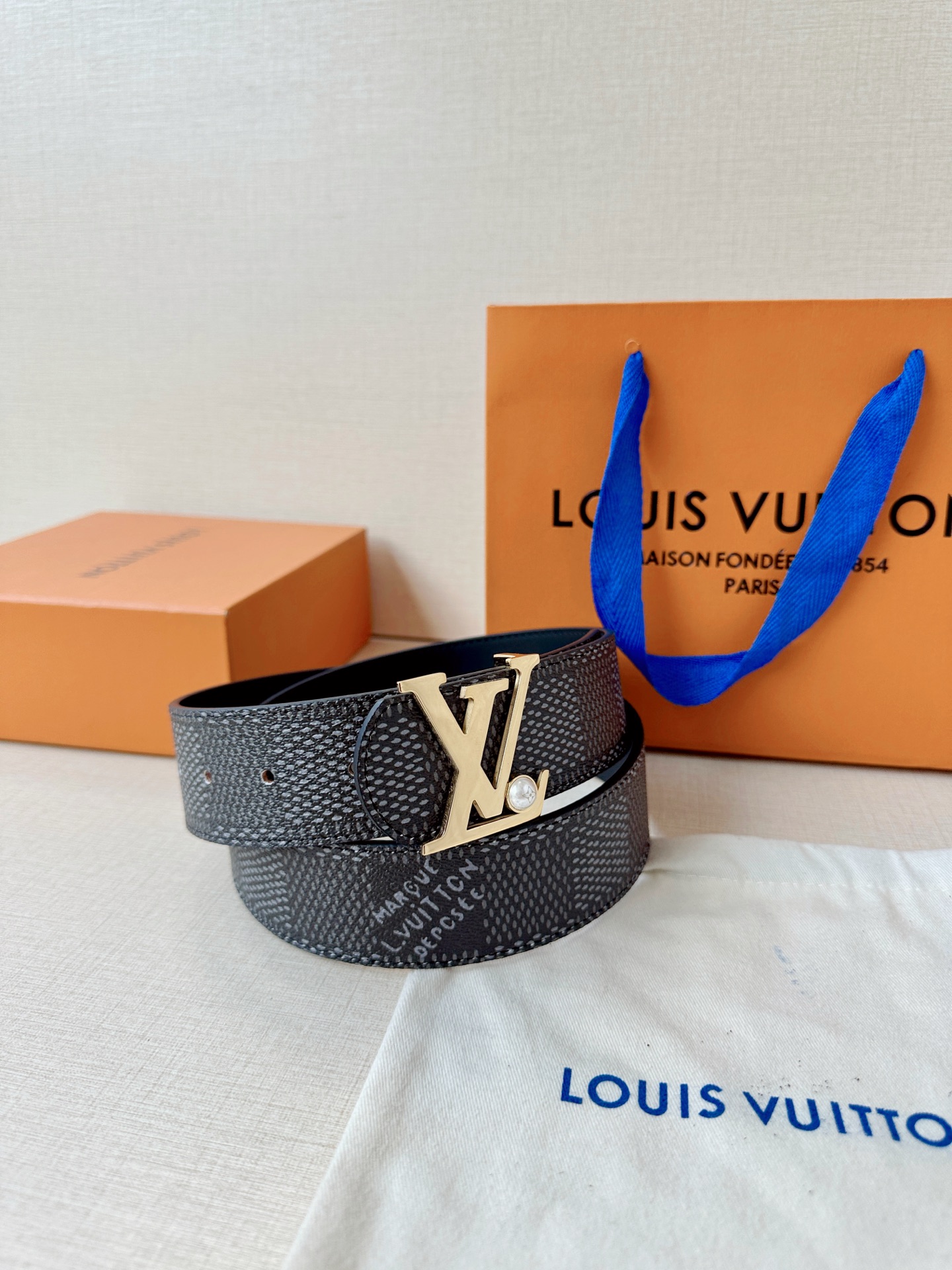 4.0宽钢扣腰带，双面质感切换，格纹自带复古腔调，皮革尽显沉稳气场，利落版型适配全场景穿搭，轻松塑造精致